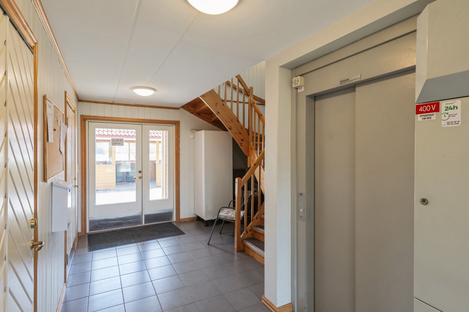 Fellegang med heis som adkomst til byggets 2 etasje Galleribilde