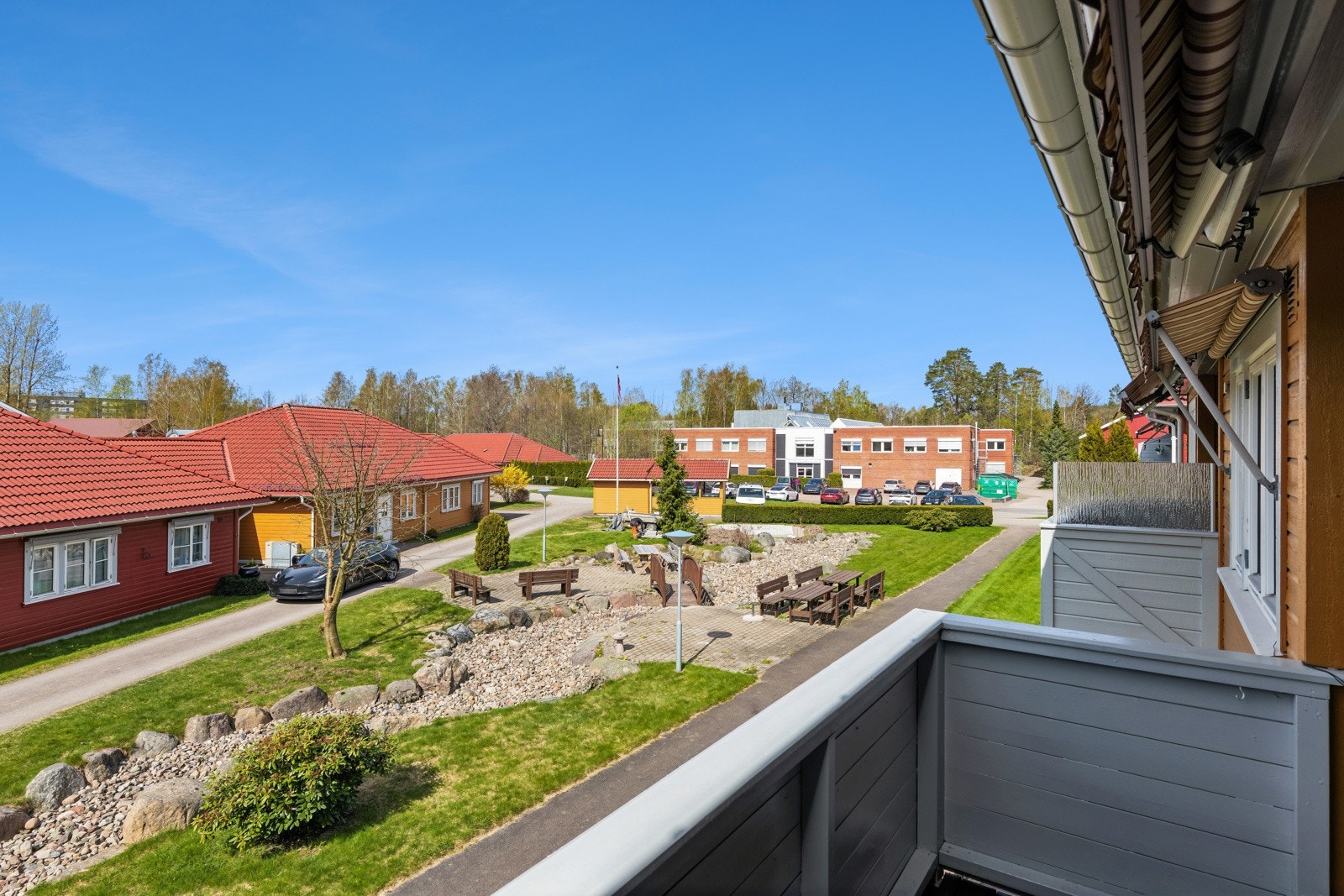 Utsikt mot borettslagets fine fellesarealer fra balkong Galleribilde