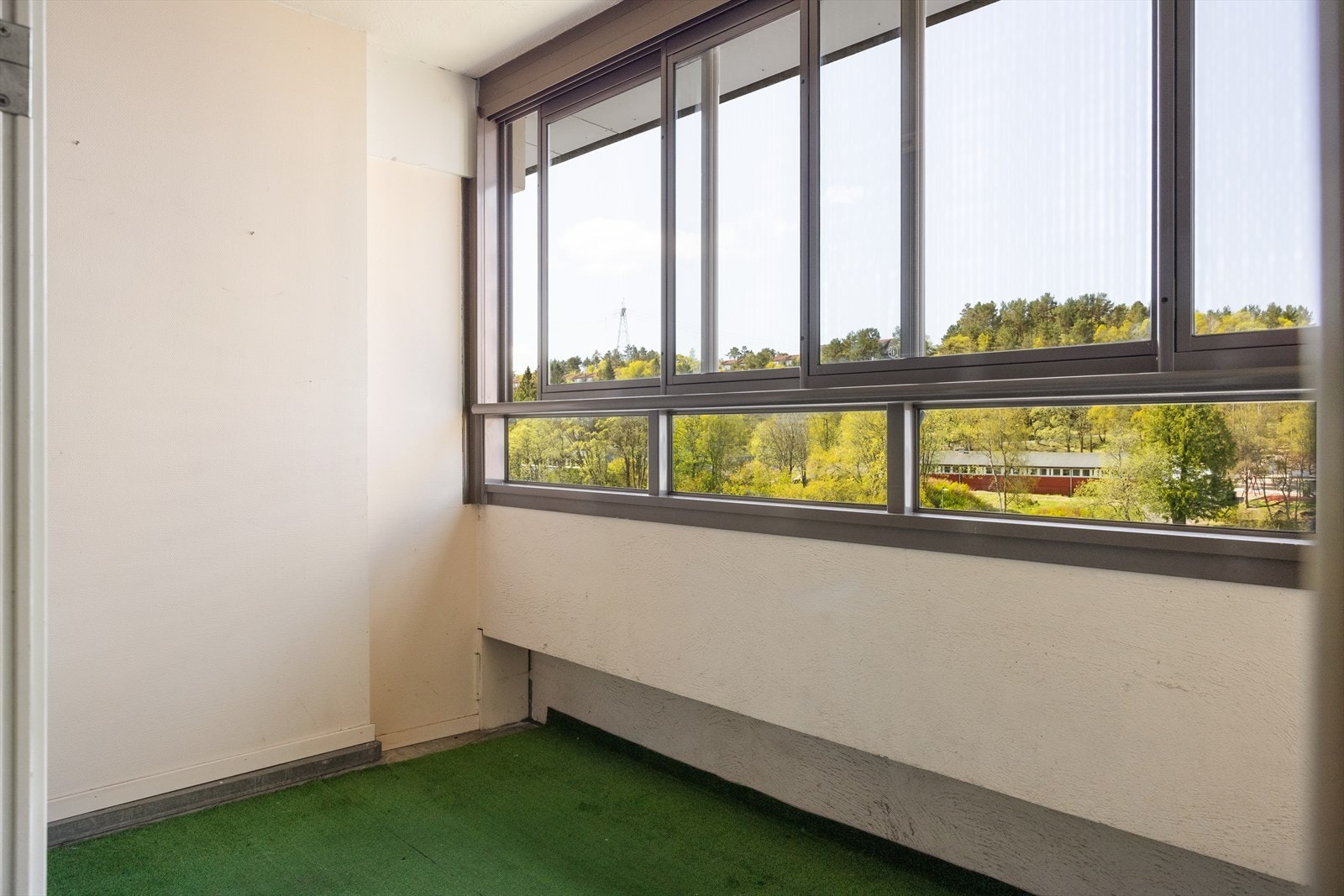 - Innglasset balkong på 6,25 m² som kan brukes året rundt. Den høye og frie beliggenheten gjør at man unngår sjenerende innsyn - Galleribilde