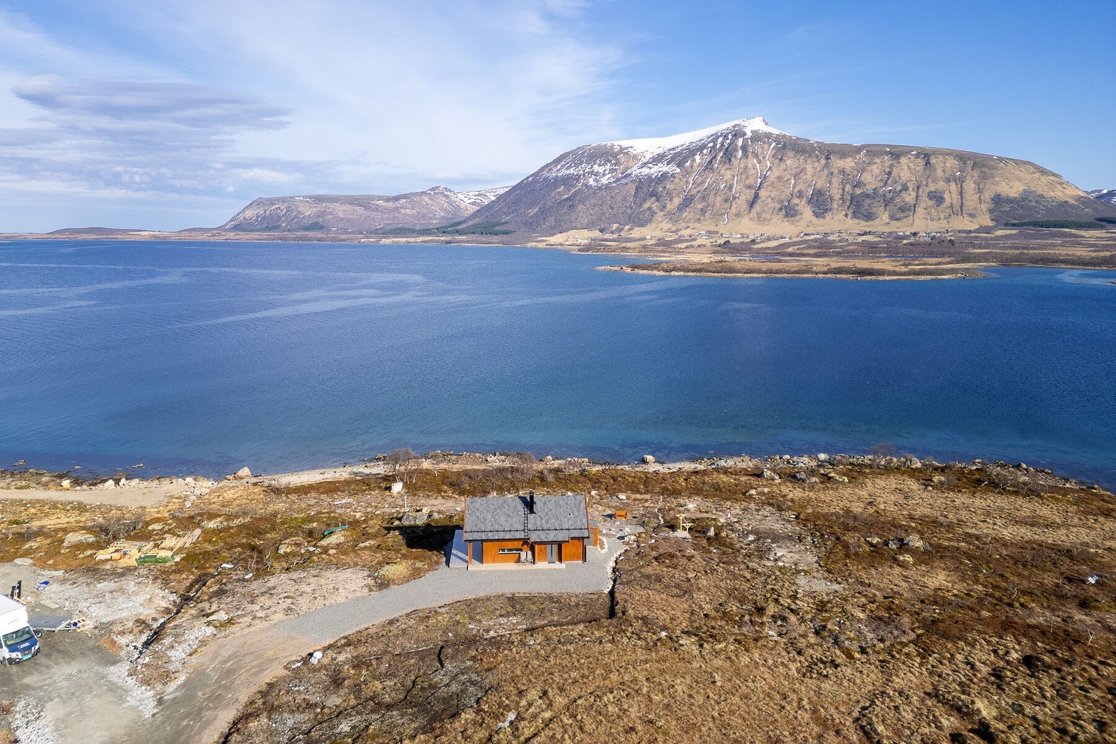 Eiendommen ligger åpent i terrenget og kan skilte med nydelig utsikt over hav, fjell og den rå naturen Vesterålen er kjent for. Galleribilde