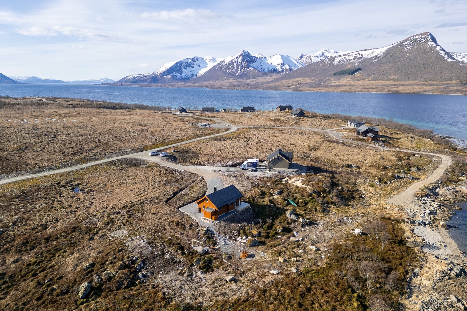Beliggenhet i et nyere hyttefelt som er under utbygging, men med en privat og usjenert plassering. Galleribilde