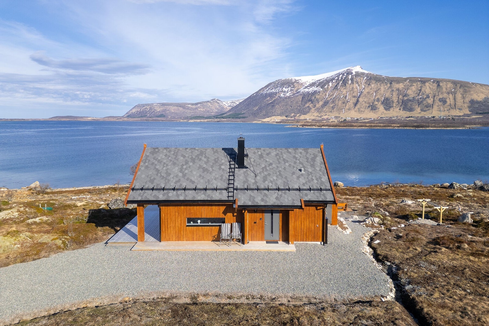 Taket er tekket med asfaltshingel og utstyrt med takstige, snøfangere og beslag i sort metall. Galleribilde