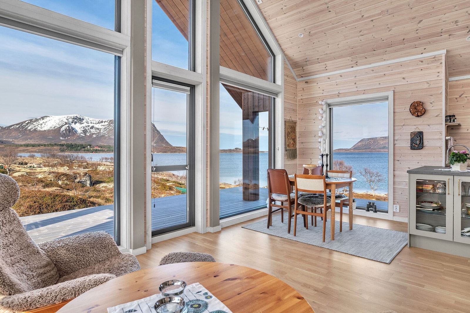 Velkommen til en stilren og moderne hytte med gjennomtenkt planløsning og flott beliggenhet på Andøya. Galleribilde