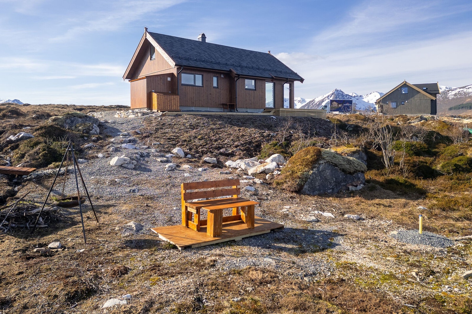 Tomten er opparbeidet med gruset adkomst og en egen gangsti ned til en sitteplass i terrenget. Galleribilde