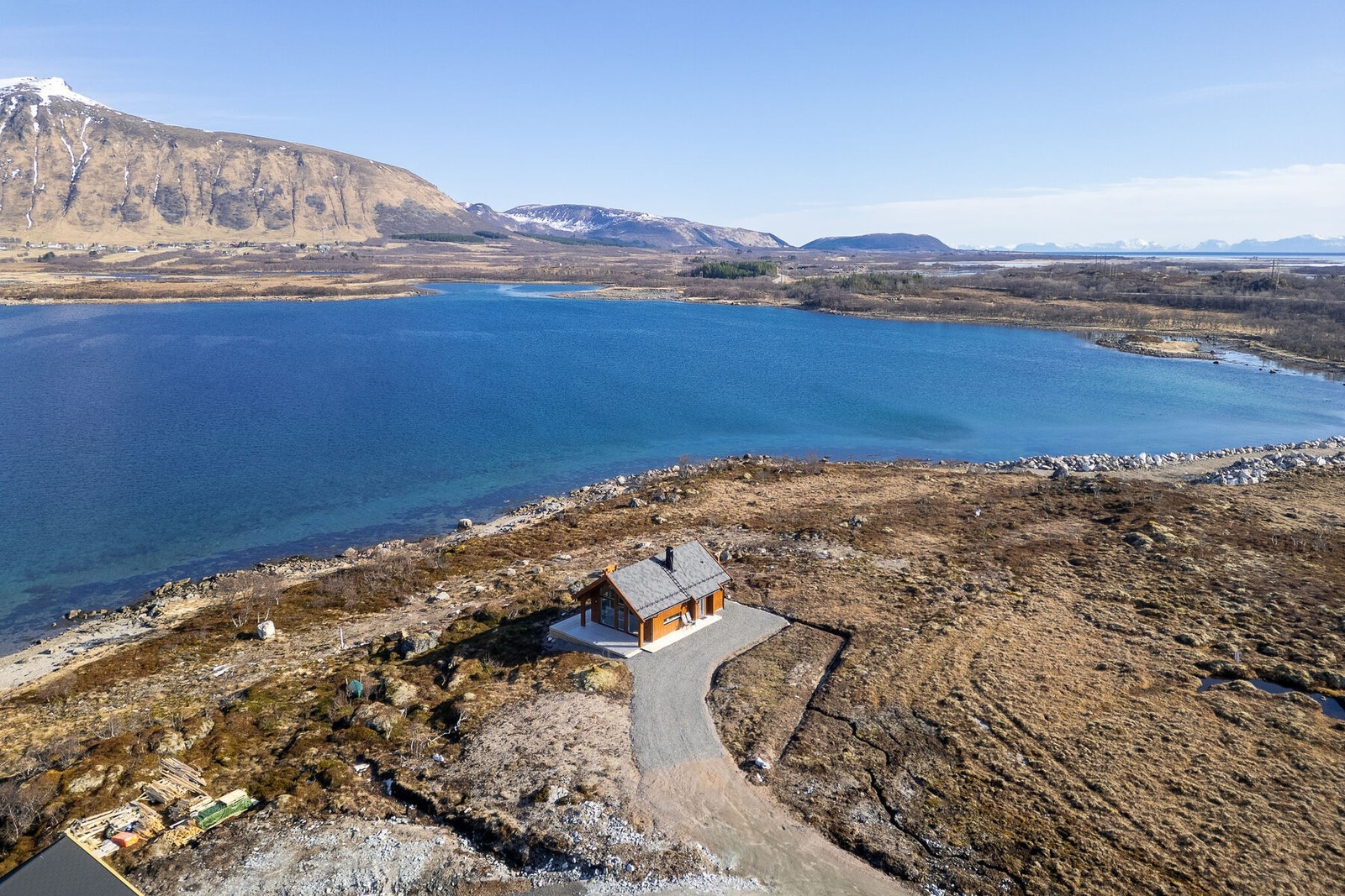 Omgitt av storslått nordnorsk natur, med fjell og fjord på alle kanter. Galleribilde