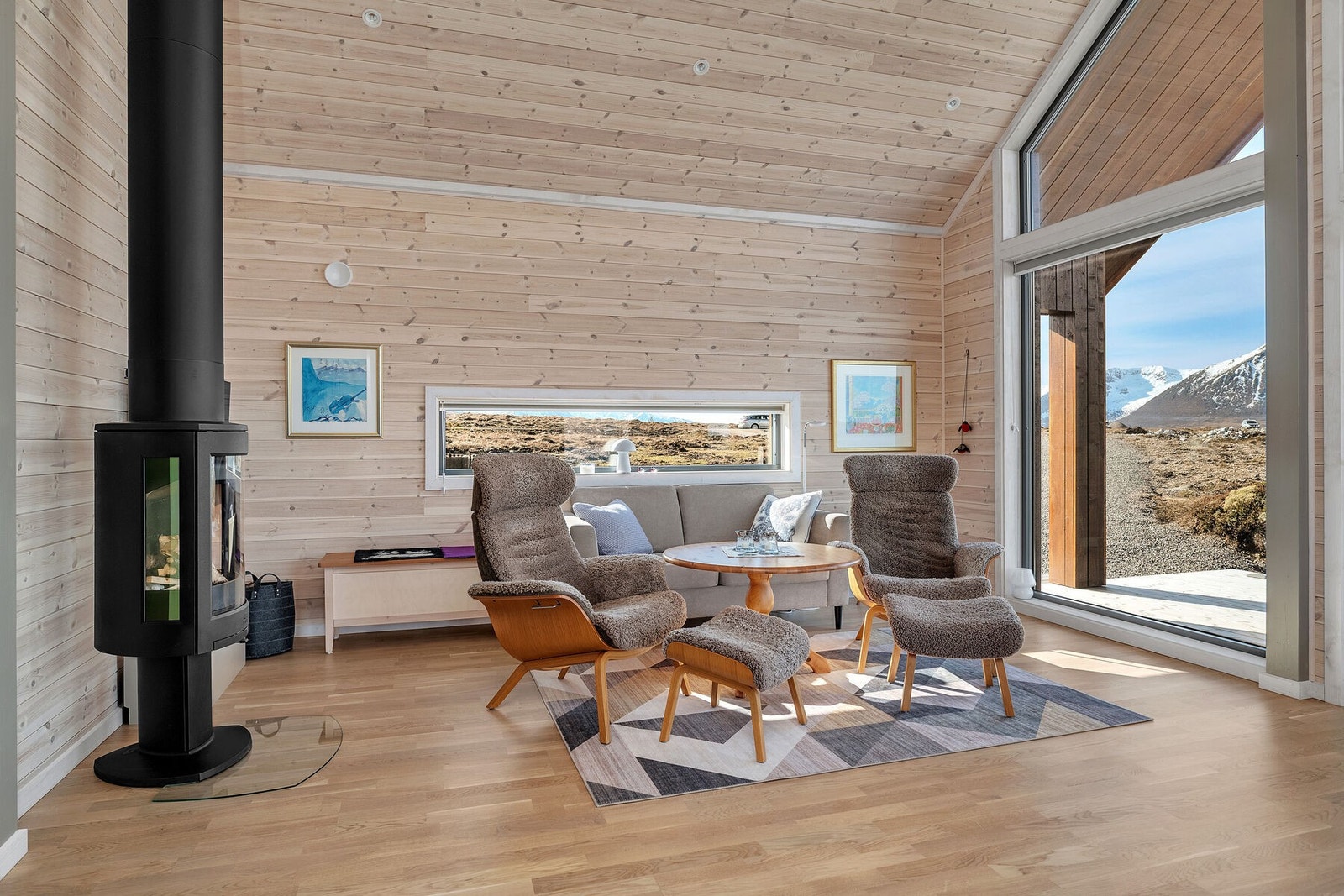 En moderne og rentbrennende vedovn fra Jøtul gir ekstra varme og hygge på kalde dager. Galleribilde