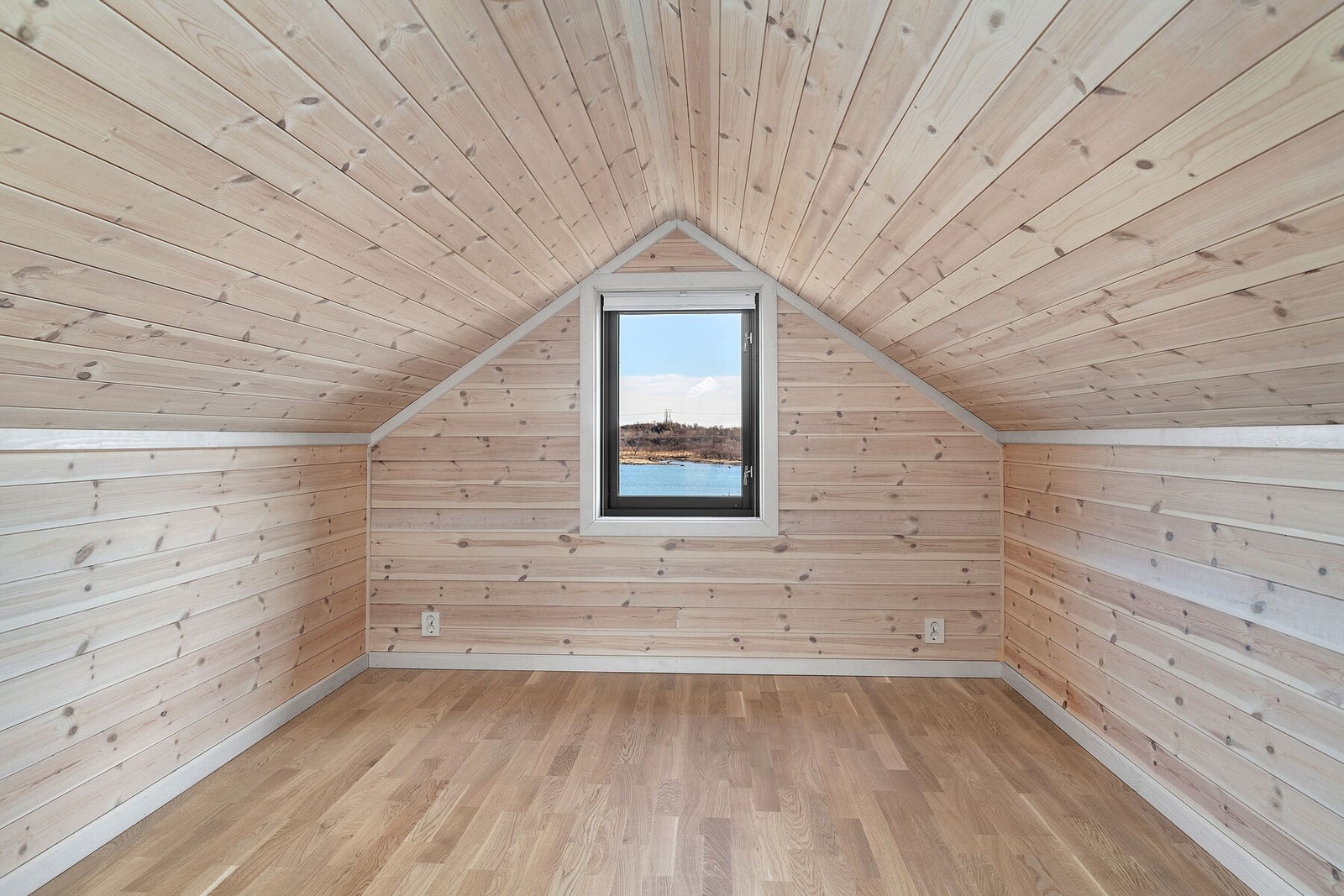 Hemsen gir ekstra plass og har samme gjennomgående materialvalg med eikeparkett og hvitlasert panel. Galleribilde