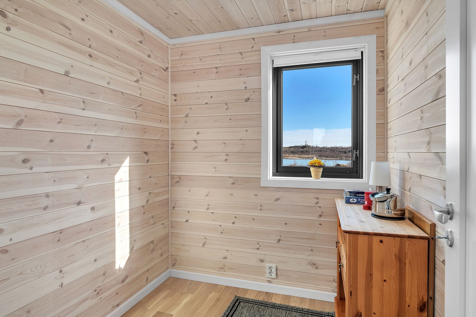 Soverom 2 | Soverommene har en rolig og behagelig atmosfære, med materialvalg som går igjen i resten av hytta. Galleribilde