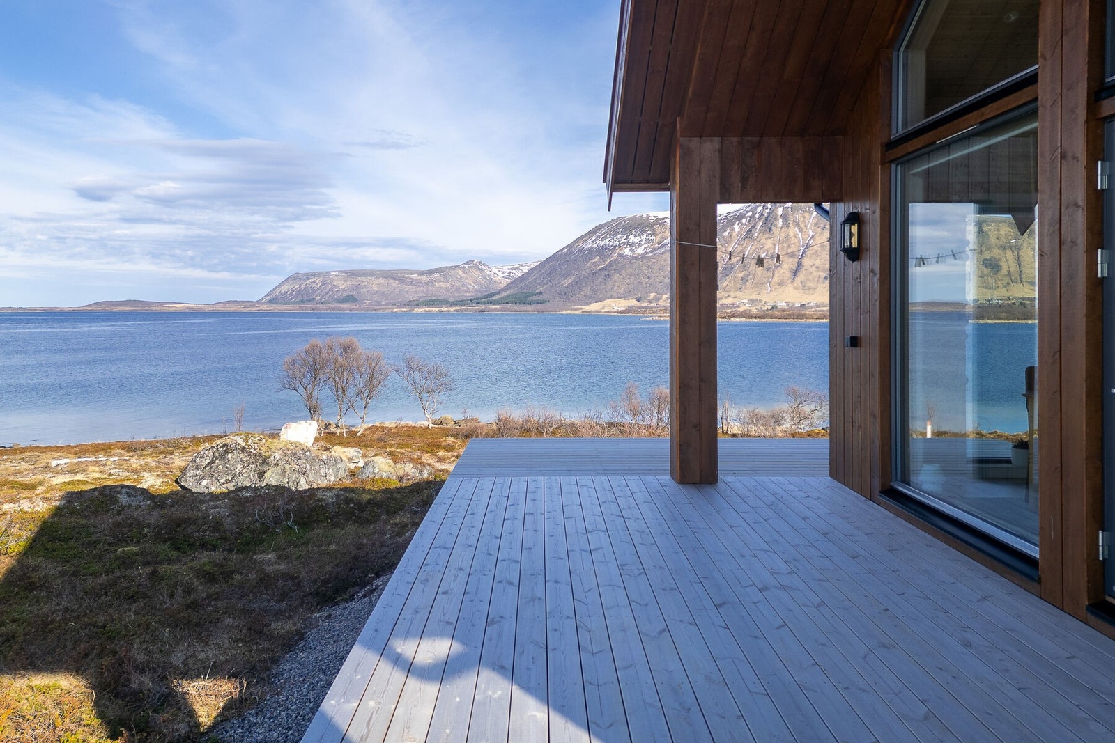 Fra terrassen kan du nyte utsikten over havet og det omkringliggende kystlandskapet. Galleribilde