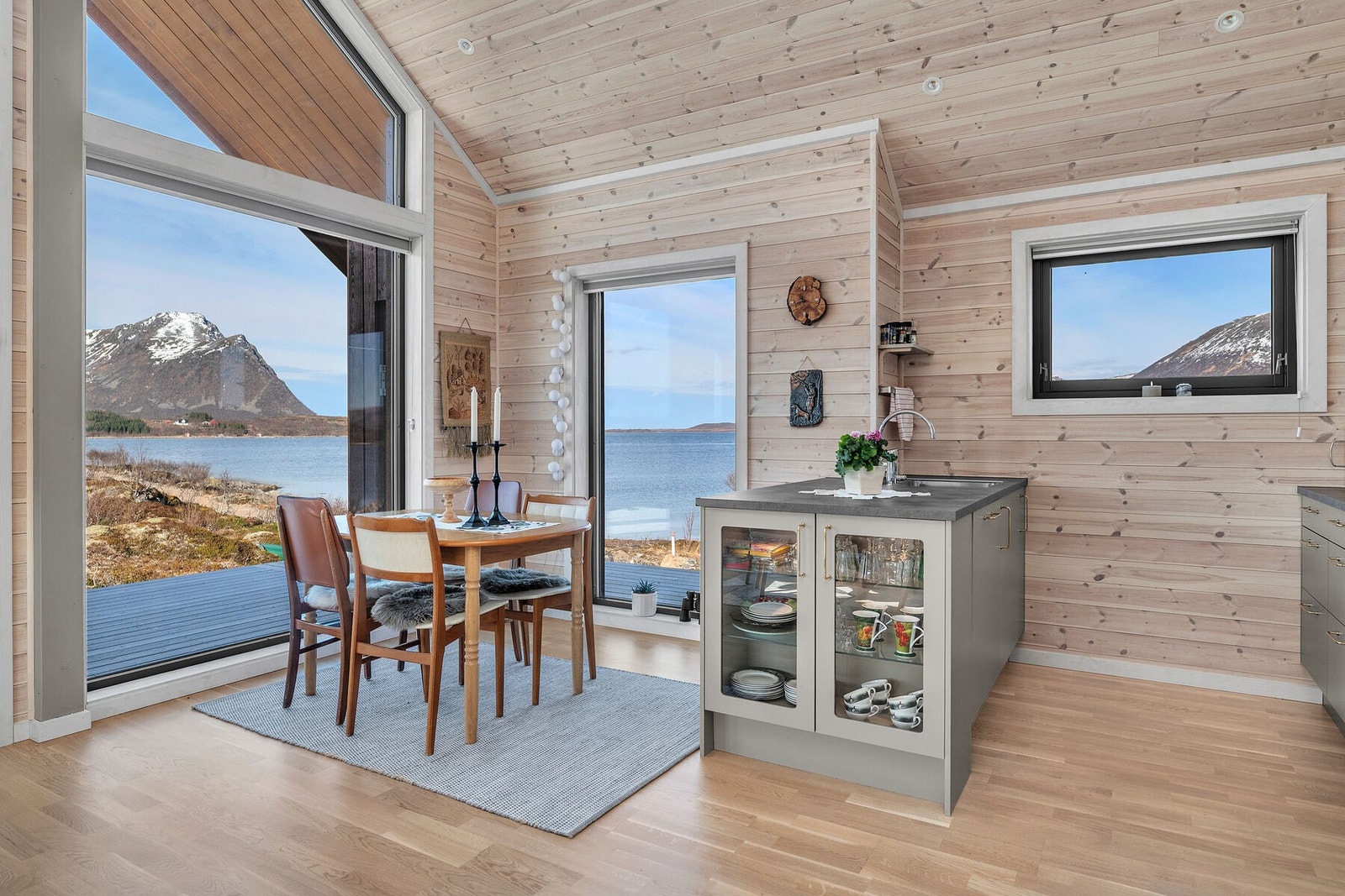 Stuen og kjøkkenet er i en åpen, sosial løsning med god plass til både spisebord og sofagruppe. Galleribilde