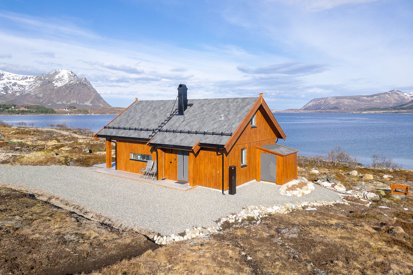 Nybygget fritidsbolig fra 2024, oppført med gjennomgående god standard og en umiddelbar nærhet til havet. Det er bilvei helt frem, og parkering på gruset gårdsplass. Galleribilde