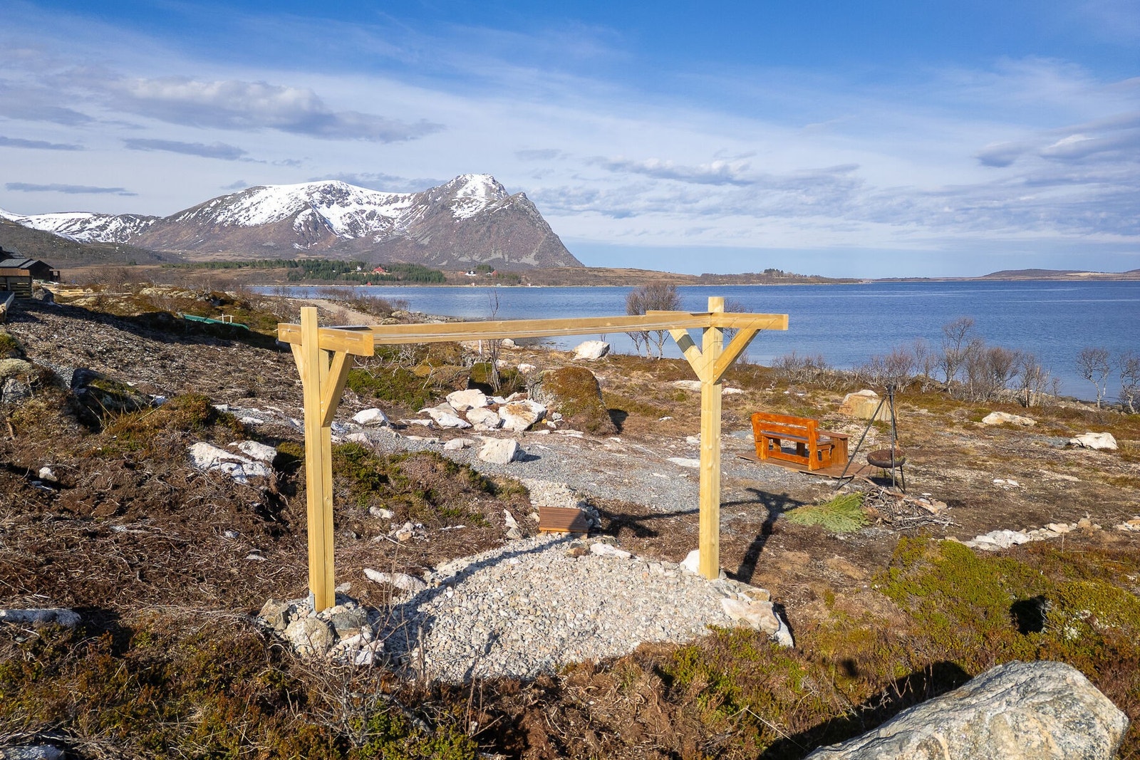 Uteområdet er enkelt opparbeidet for å gli naturlig inn i kystlandskapet. Galleribilde