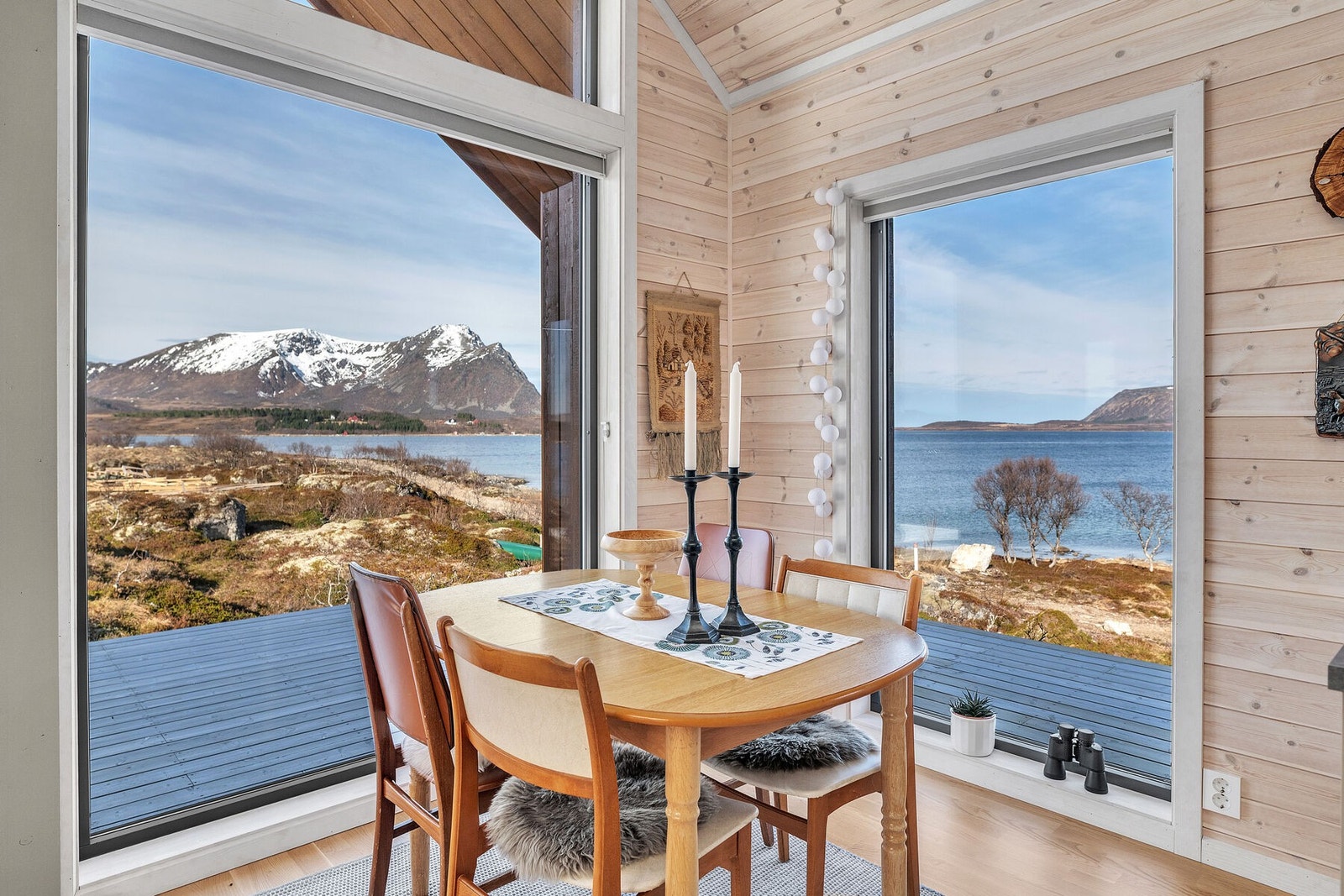 Spiseplassen er plassert ved vinduet med direkte utgang til terrassen og utsikt over vannet. Galleribilde