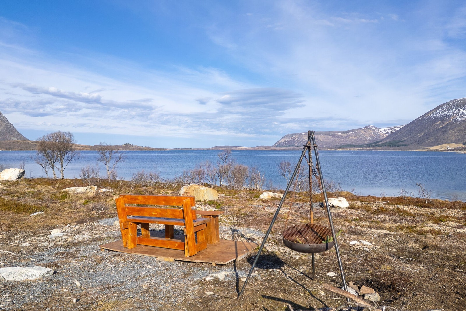 En tilrettelagt uteplass med bålpanne - perfekt for å nyte lange kvelder ved sjøen. Galleribilde