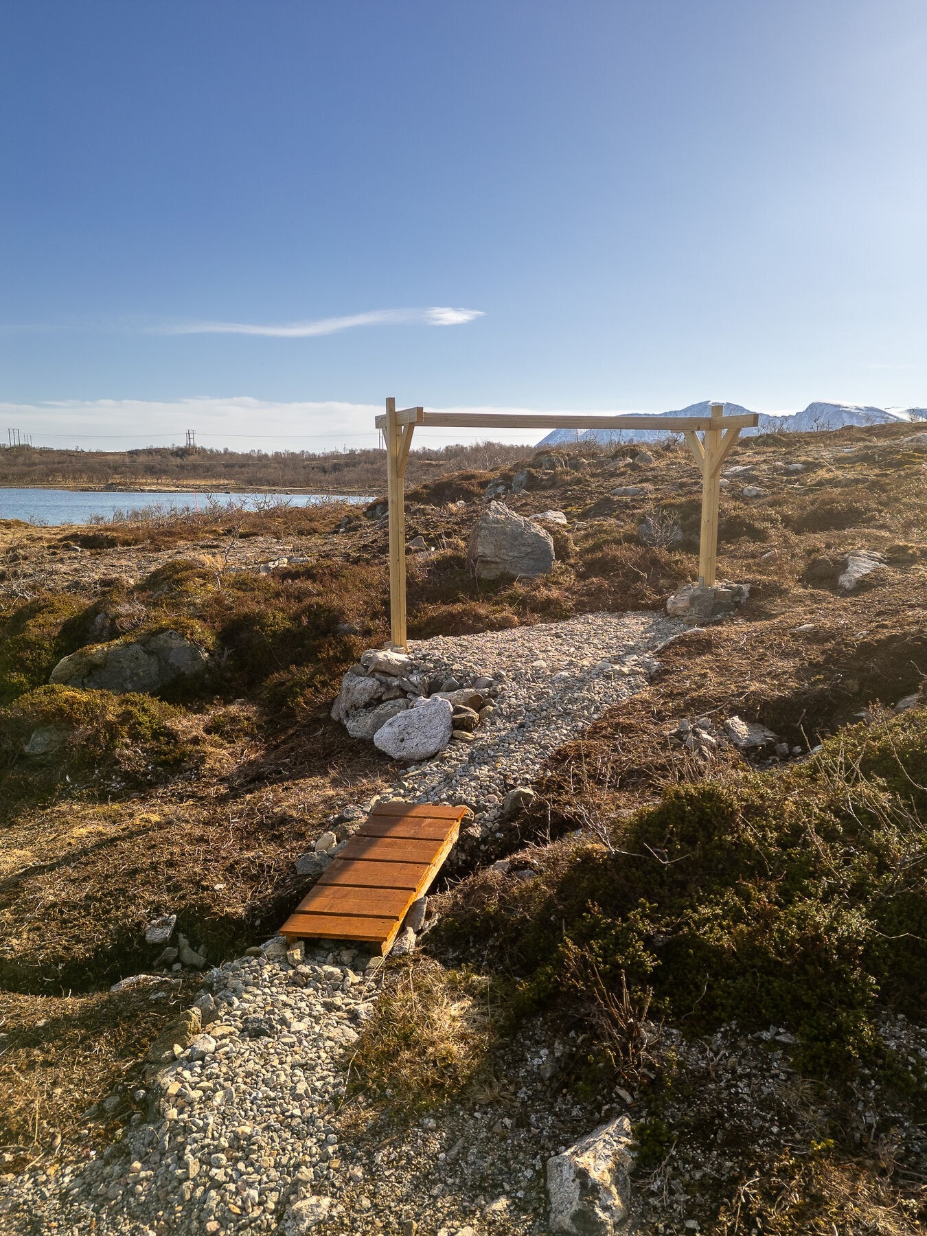 En gruset sti fører nedover i det skrånende terrenget. Galleribilde