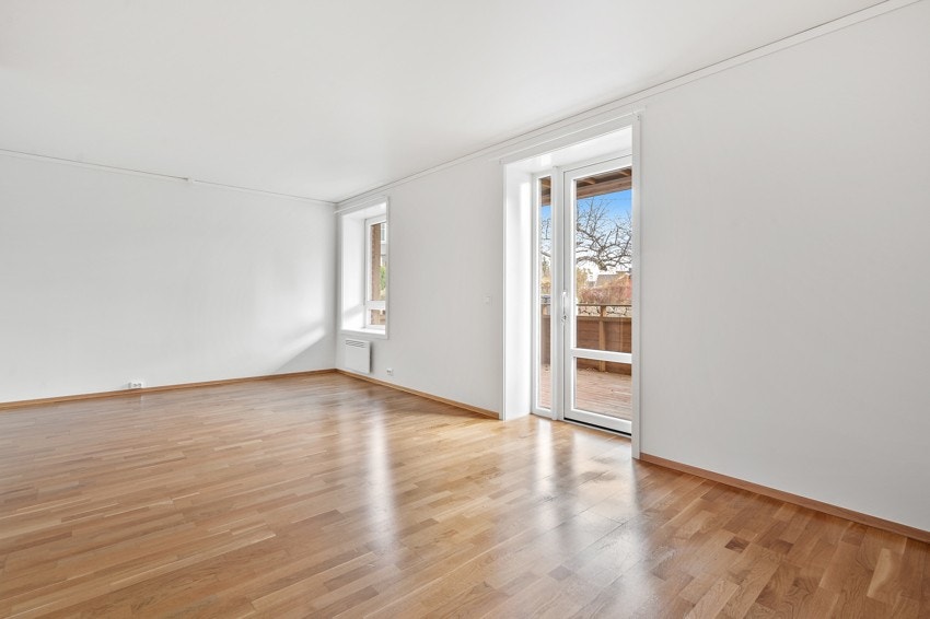 Lys stue med utgang til overbygd balkong. Galleribilde