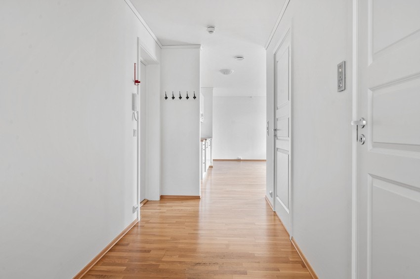 Velkommen inn! Fra entréen er det inngang til bad, bod og soverom. Galleribilde