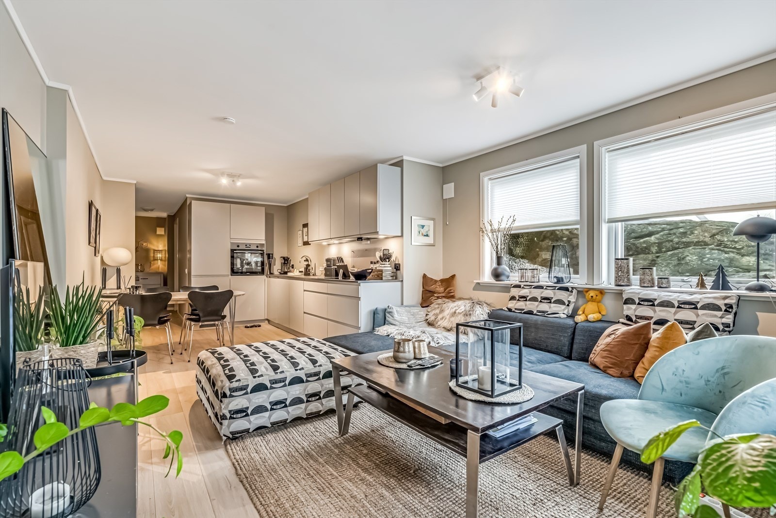 Åpen løsning stue/kjøkken med plass til sofa/tv i tillegg til spisebord. Galleribilde
