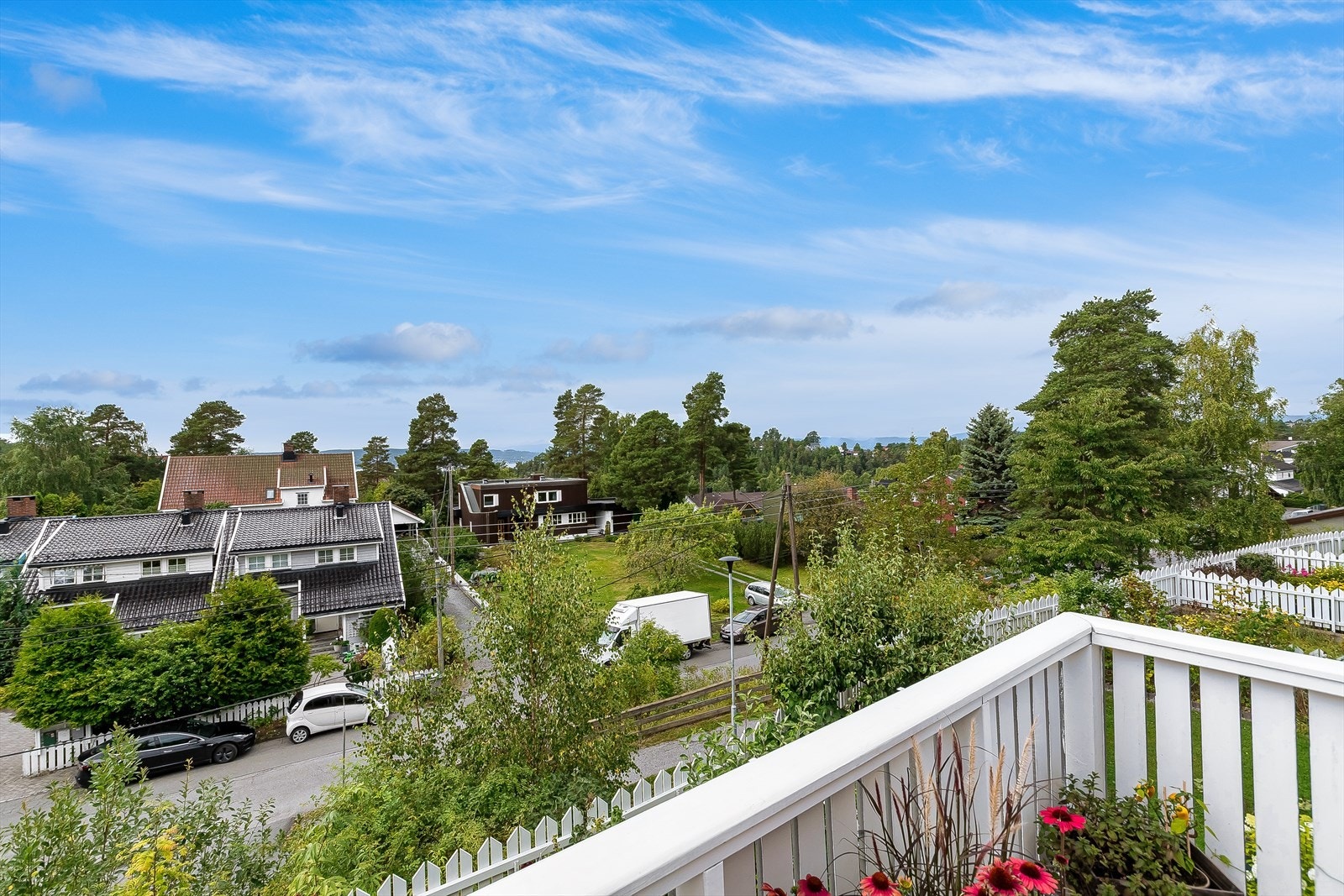 Huset ligger høyt og luftig med utsikt ned mot Øvre Prinsdals vei, til fjorden og over til Nesodden og sentrum av Oslo. Gaten nedenfor er en blindvei med lite trafikk. Galleribilde