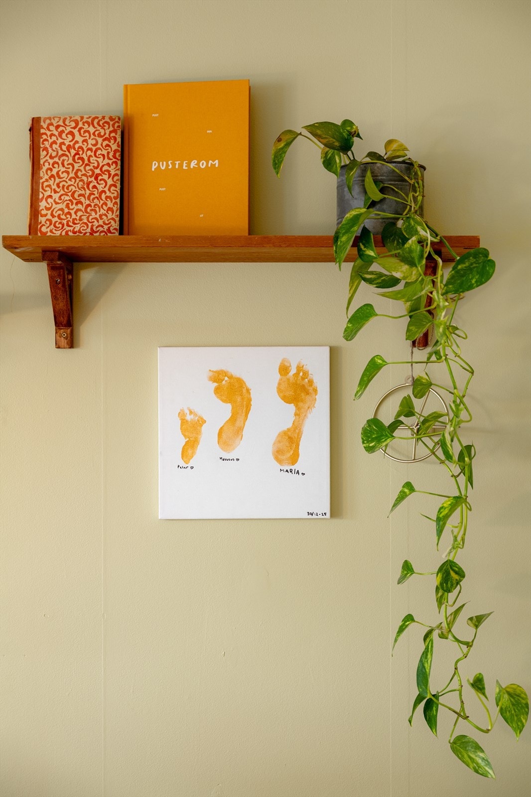Store veggflater gir god plass til dekorative vegghyller. Galleribilde