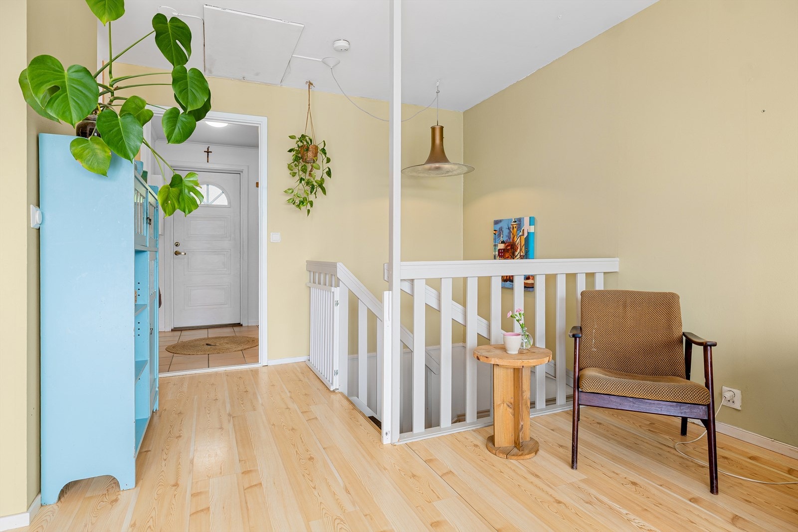 I boligens underetasje ligger alle soverommene samlet med enkel tilgang til baderommet, et walk in closet, bod innredet som et gjesterom og ikke minst den fine hagen og uteplassen i tilknytning til denne. Galleribilde