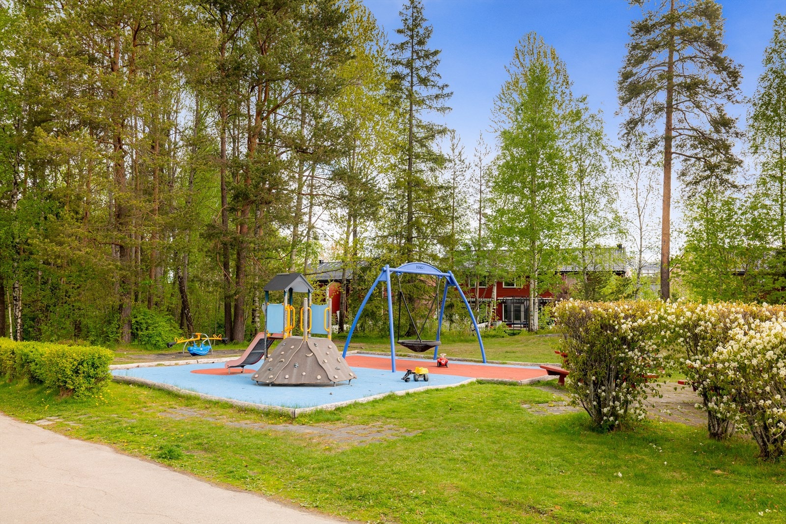 Borettslaget er bilfritt og det er trygt å la barna leke på lekeplassen, som ligger rett utenfor hekken, mens man selv slapper av med gode naboer på terrassen. Galleribilde
