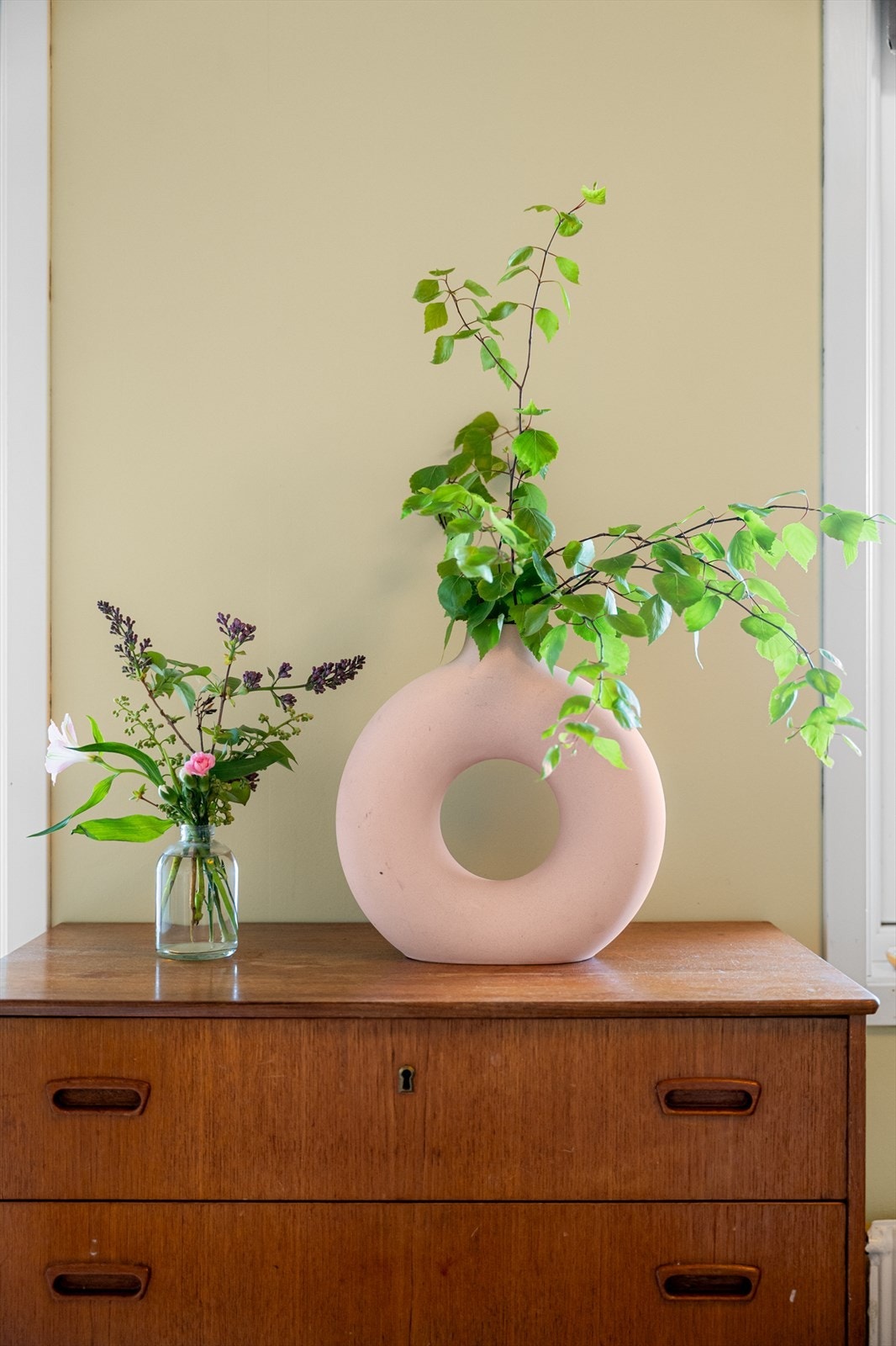Kjekt å kunne pynte med blomster fra egen hage. Galleribilde