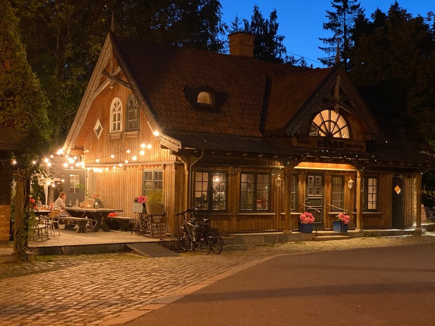 En tur på Essa på Ljan anbefales. Dette er et sted hvor lokalbefolkningen møtes, nyter et glass eller tre, spiller petanque og spiser god mat i bakgården eller innendørs. Man kan også bare svippe innom for å ta med seg en digg pizza eller burger. Galleribilde
