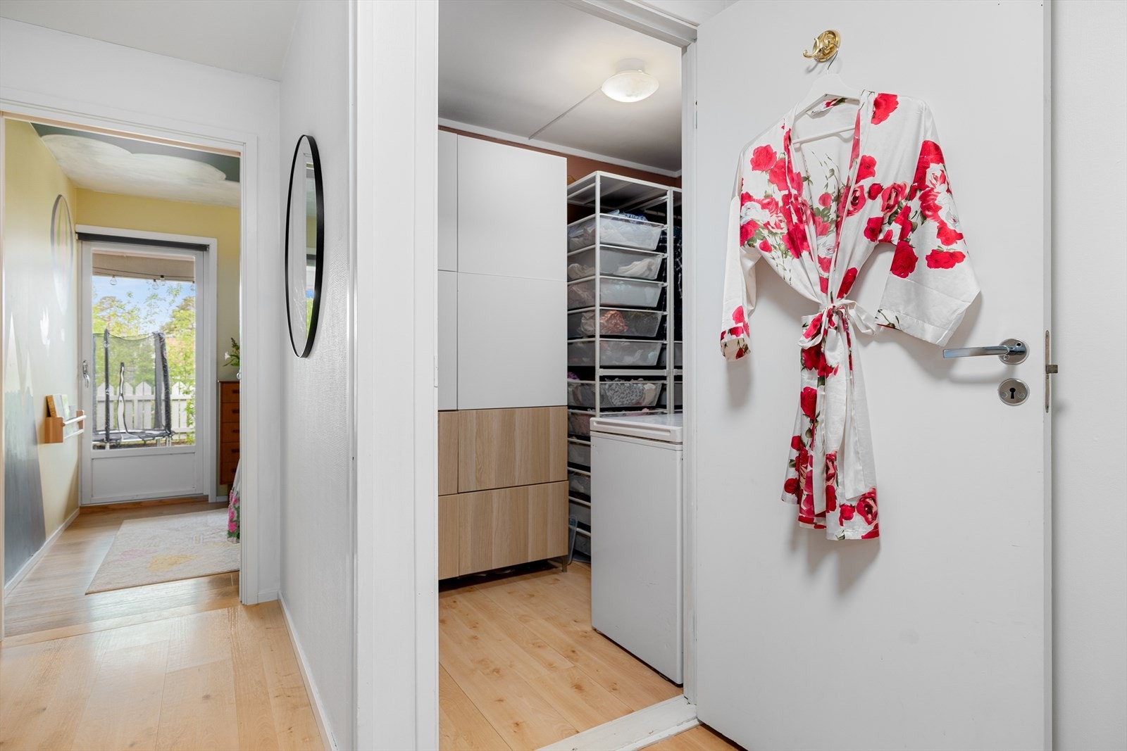 Vegg i vegg med hovedsoverommet har de nåværende eierne innredet et svært innholdsrikt walk-in closet. Galleribilde