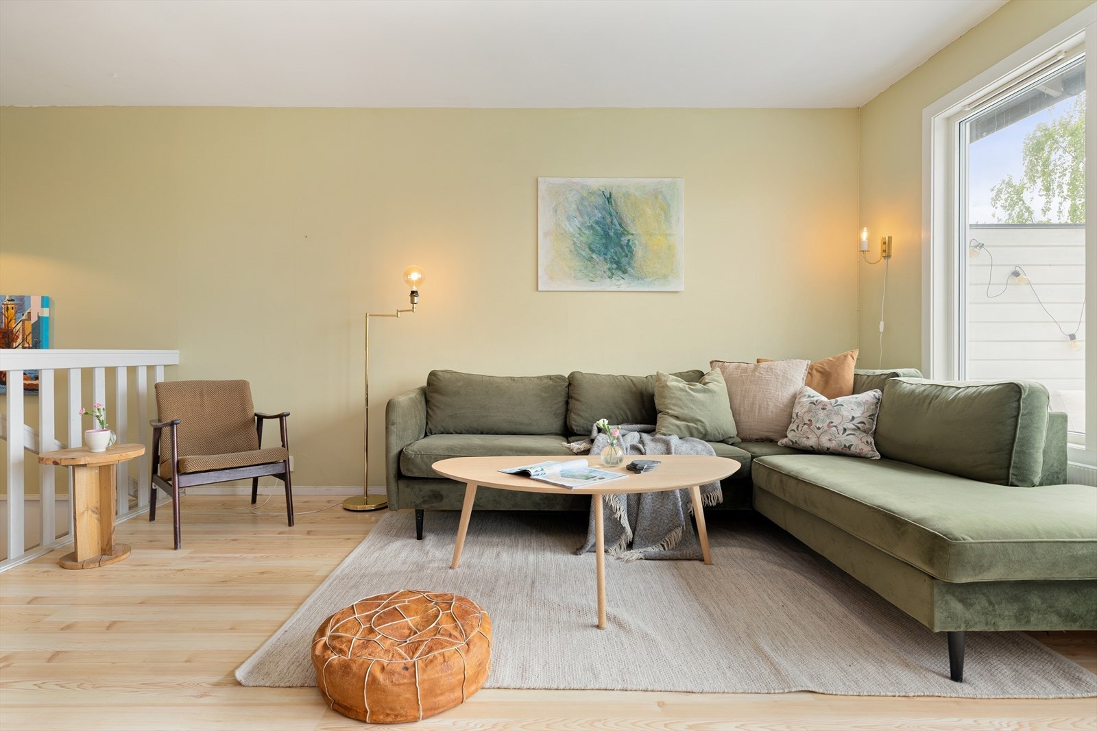 Sofagruppen finner sin naturlige plassering ved vinduene. Det er også plass til en leseplass ved siden av. Galleribilde