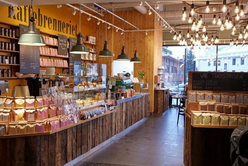 Det er også kort vei opp til Sæter hvor du kan nyte en kaffe fra Kaffebrenneriet eller en bolle på Samson. Galleribilde