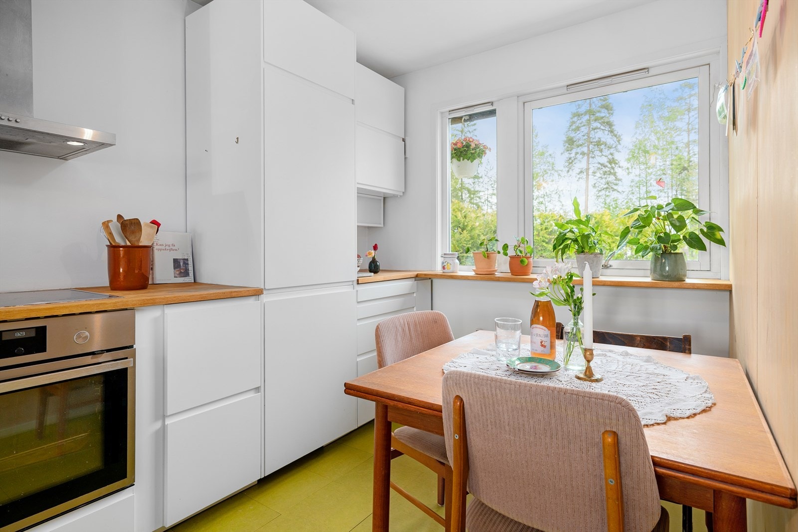 "Vi har satt stor pris på gjennomlyset i huset og å kunne lage mat med utsikt til uteplassene på begge sider." Galleribilde