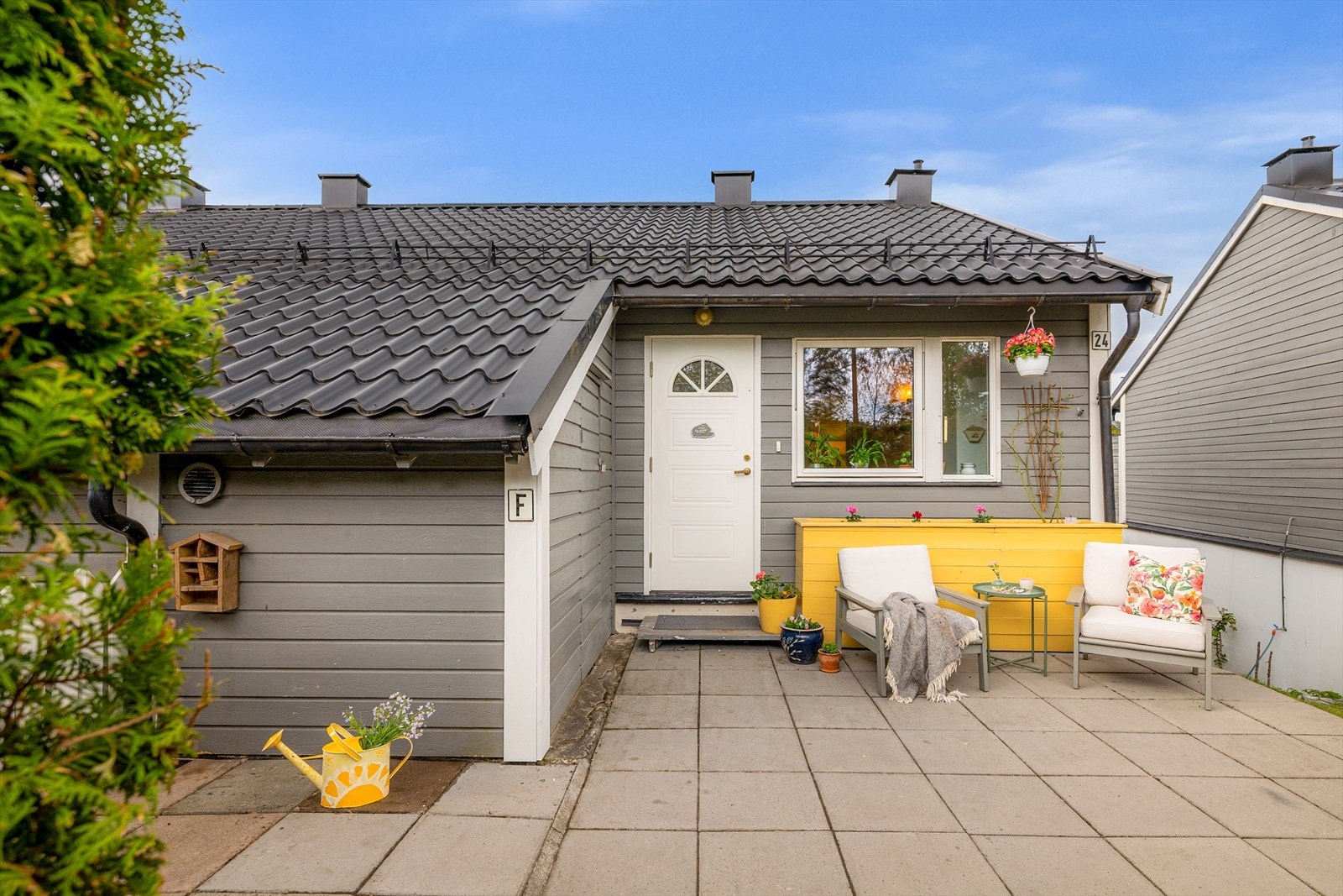 Beliggende på enden av rekka og i GULLREKKA, med en luftig og flott utsikt over nabolaget og fjordgløtt, har rekkehuset en av nabolagets beste interne plasseringer. Galleribilde