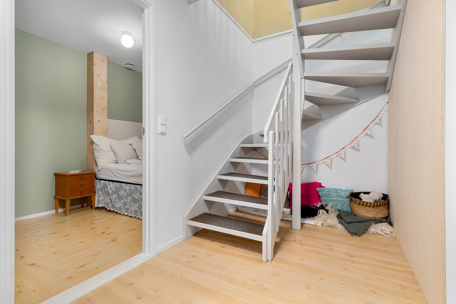 Arealet under trappen kan utnyttes smart til en hjemmekontorløsning, lekeplass eller ekstra oppbevaringsplass. Galleribilde