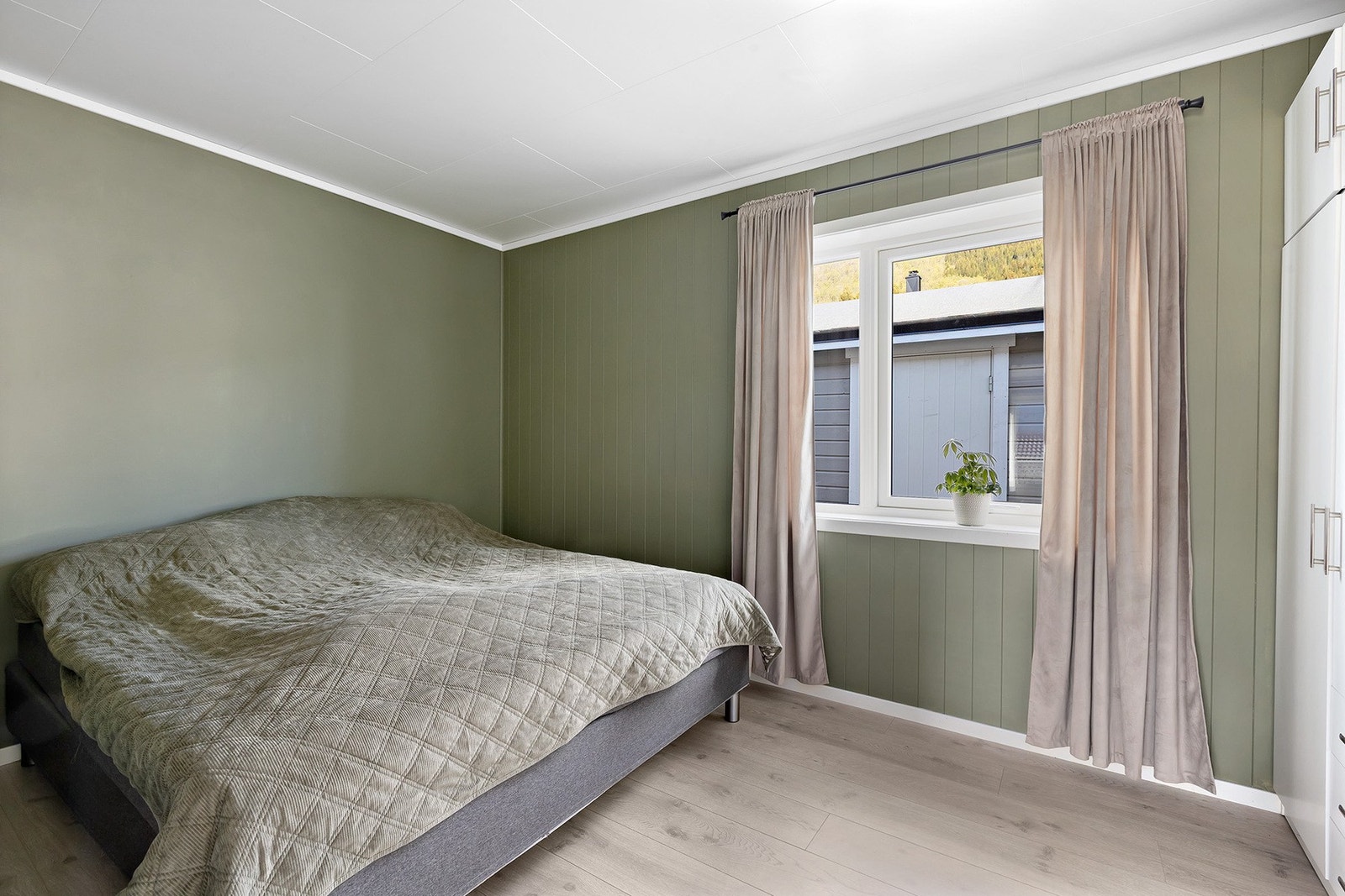 Stort hovedsoverom med skapplass. Galleribilde