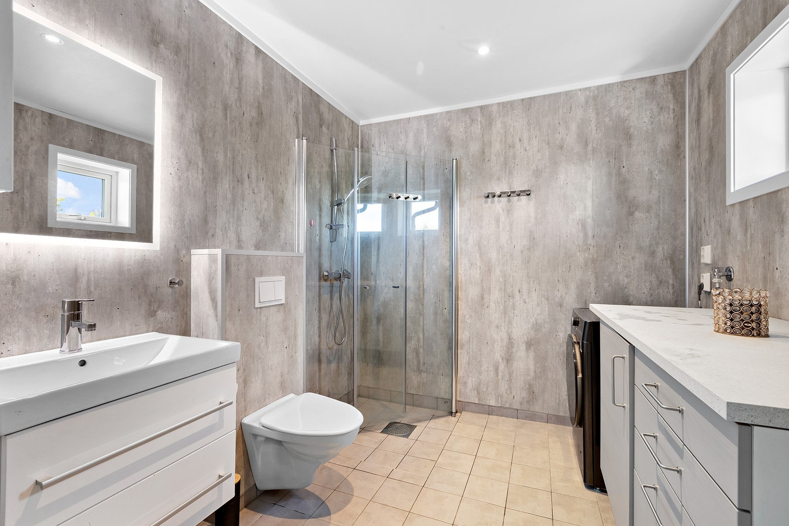 Bad/vaskerom. Badet har en praktisk innredning for mer skap- og benkeplass. Galleribilde