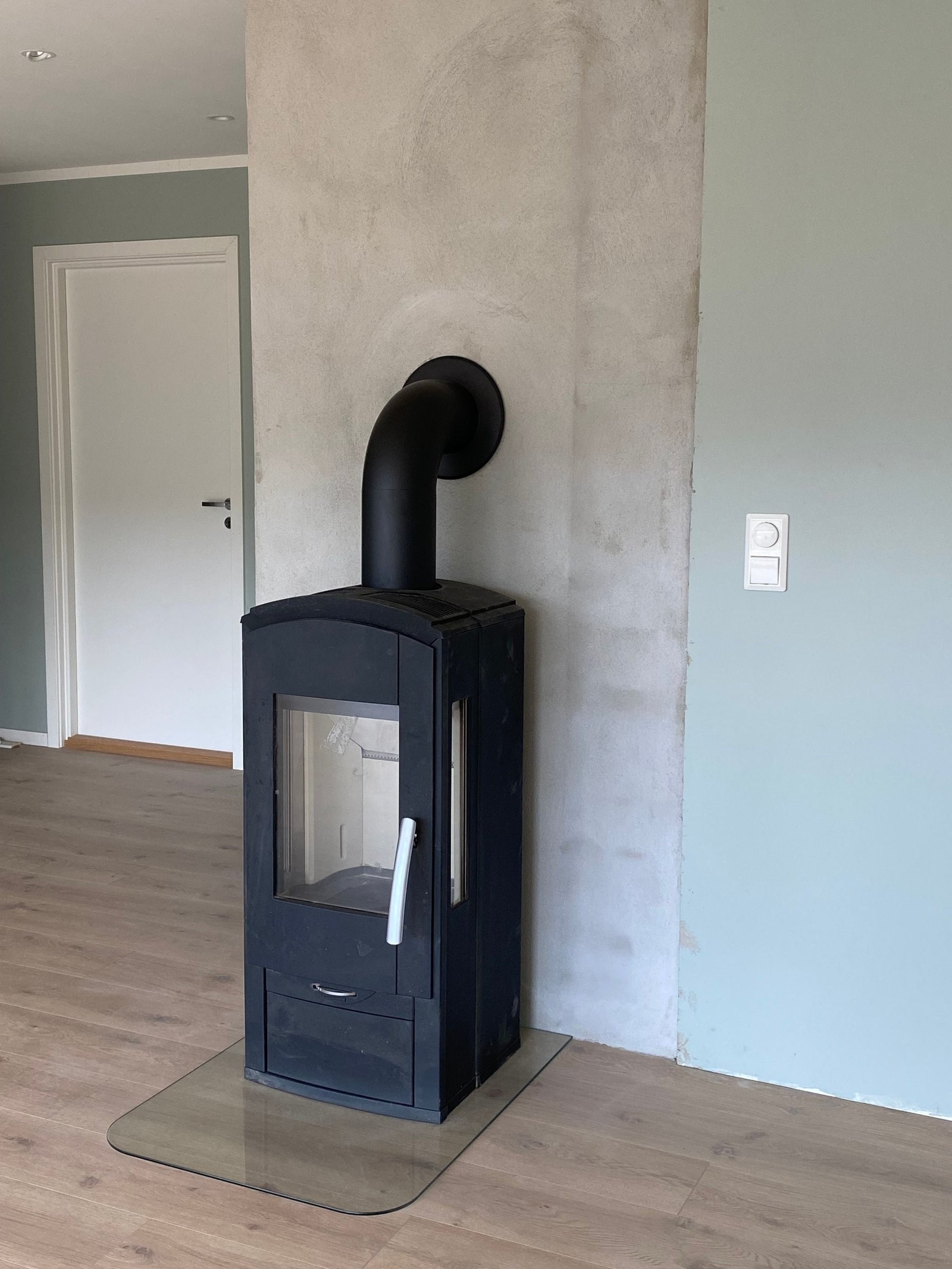 Ny ovn er montert, brannmur er pusset. Galleribilde