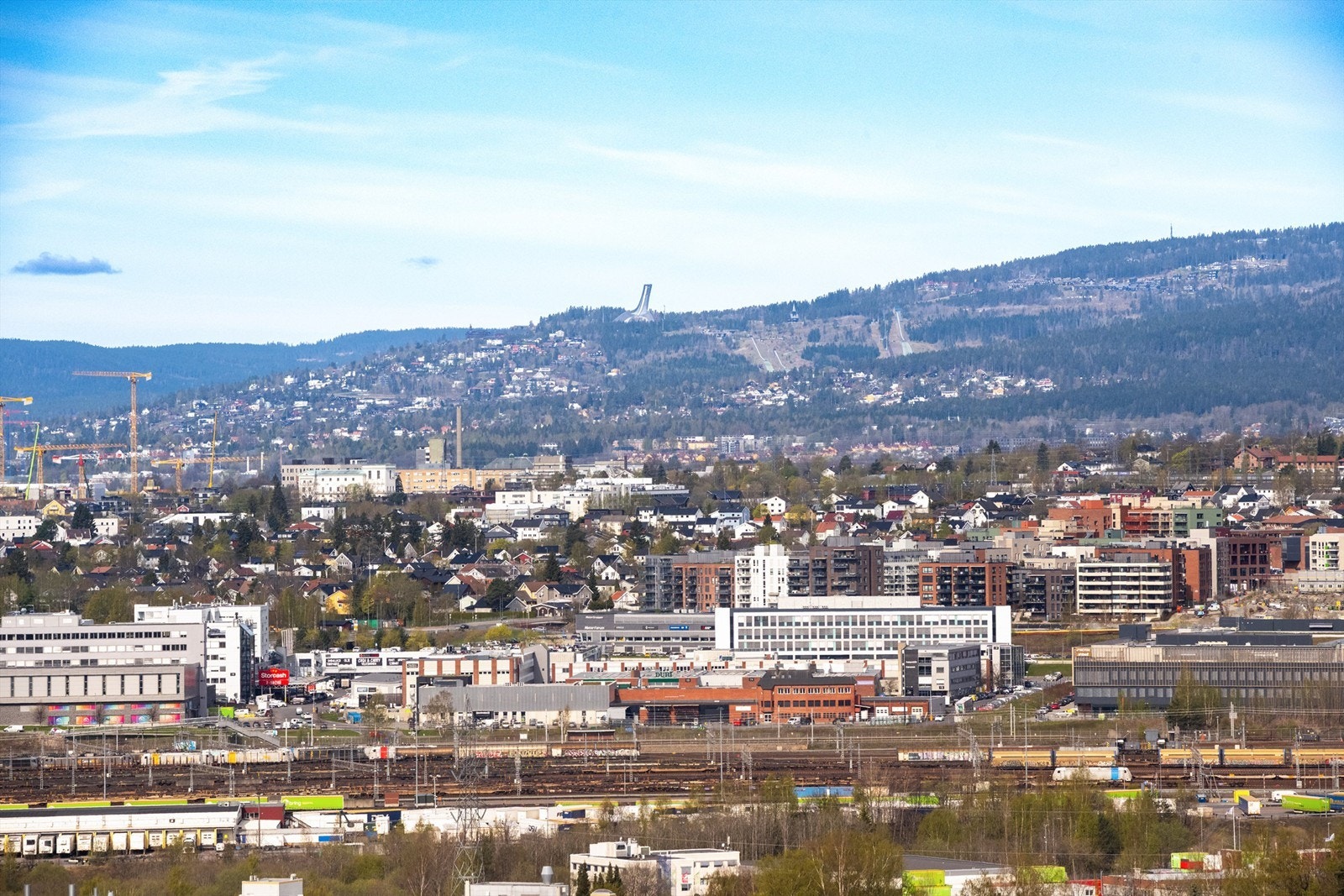 Utsikten strekker seg vidt, med Holmenkollen i det fjerne. Galleribilde