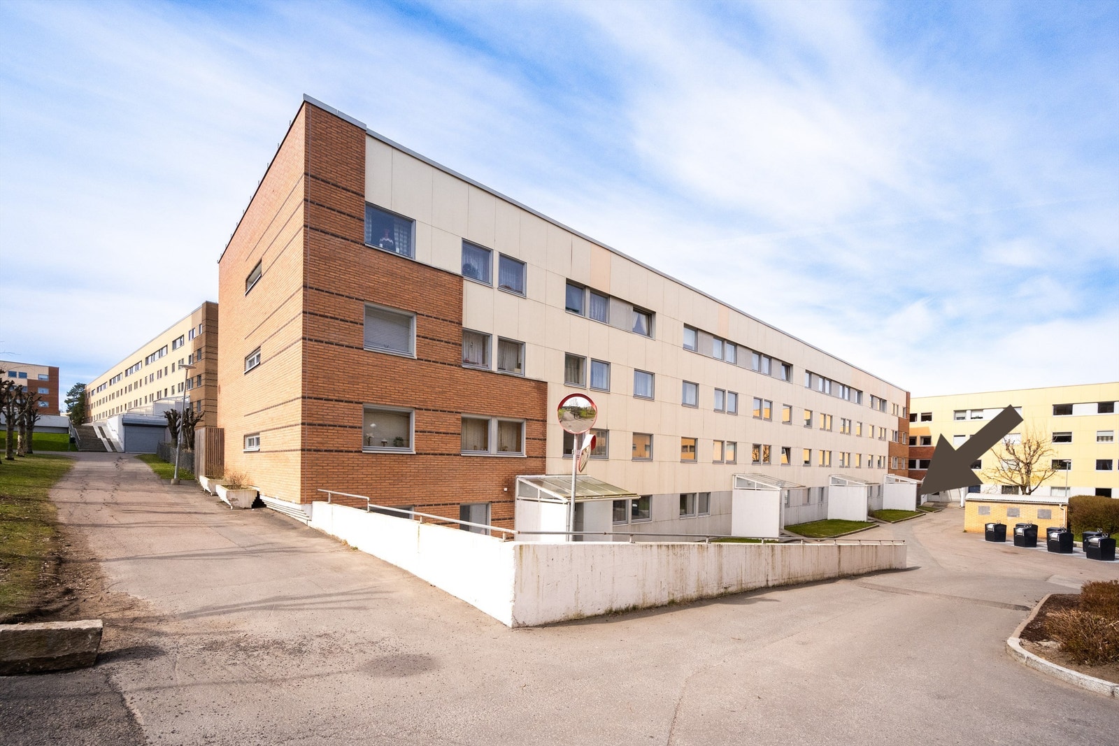 Bygget har fasader med teglstein og fasadeplater. Galleribilde