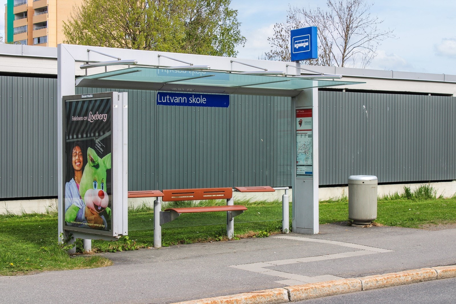 Lokalbuss (Lutvann - Tveita) rett utenfor. Galleribilde
