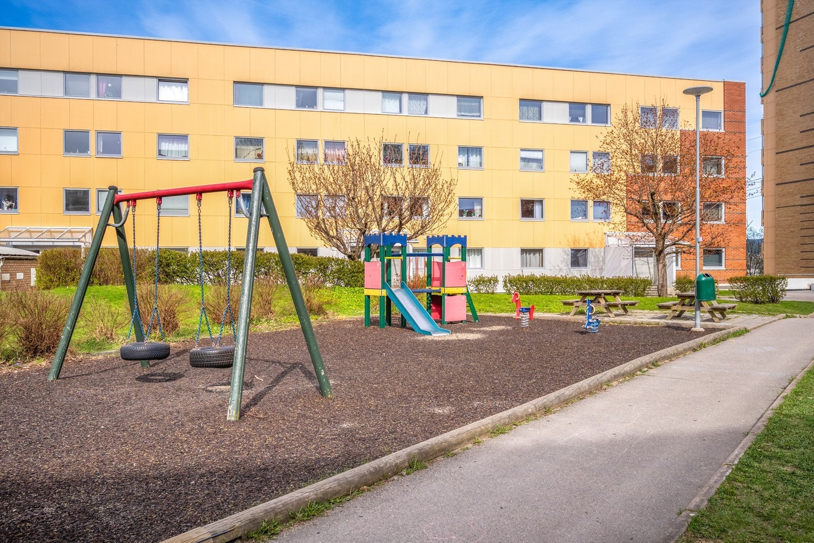 Borettslagets fellesområder er pent opparbeidet med blant annet lekeapparater og sittegrupper. Galleribilde