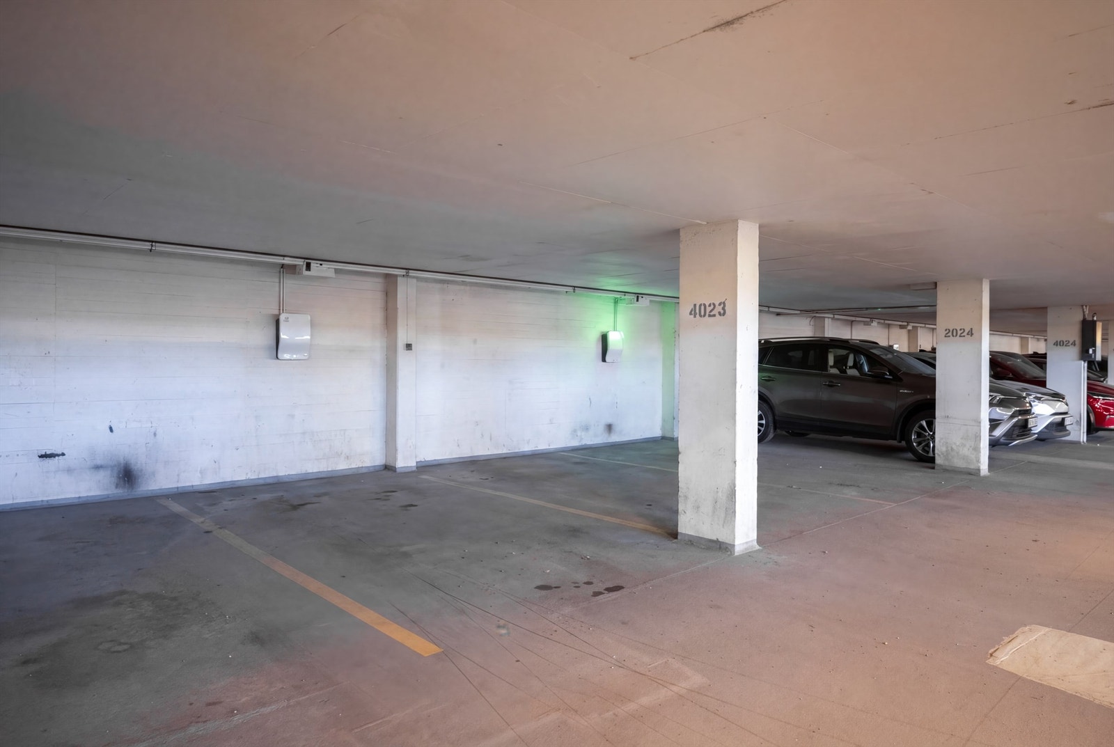 Det medfølger en fast parkeringsplass (nr. 4023) i felles garasjeanlegg. Plassen følger leiligheten. Galleribilde