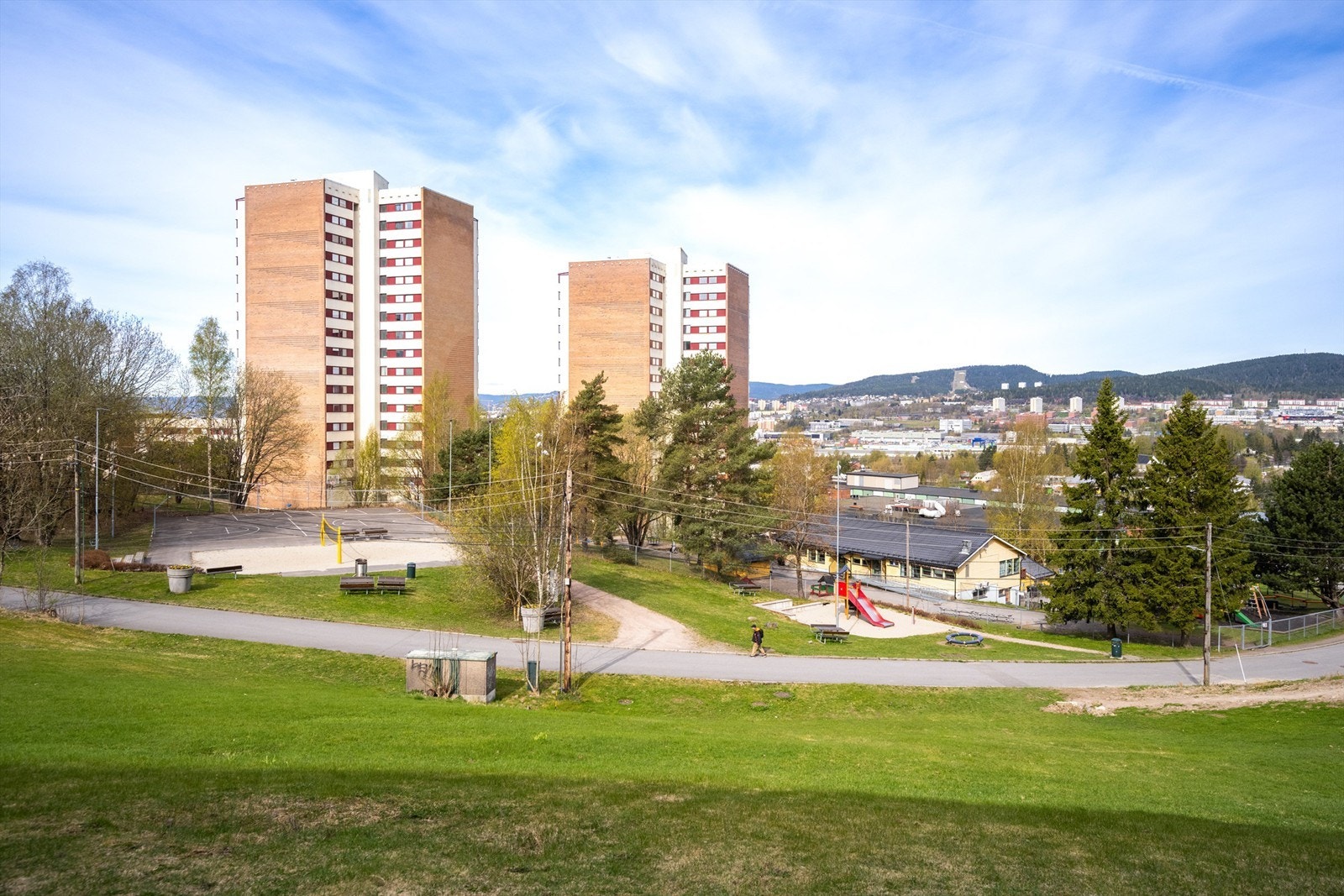 Fra leiligheten er det kun 2-3 minutters gange til Trosterud T-banestasjon. Galleribilde