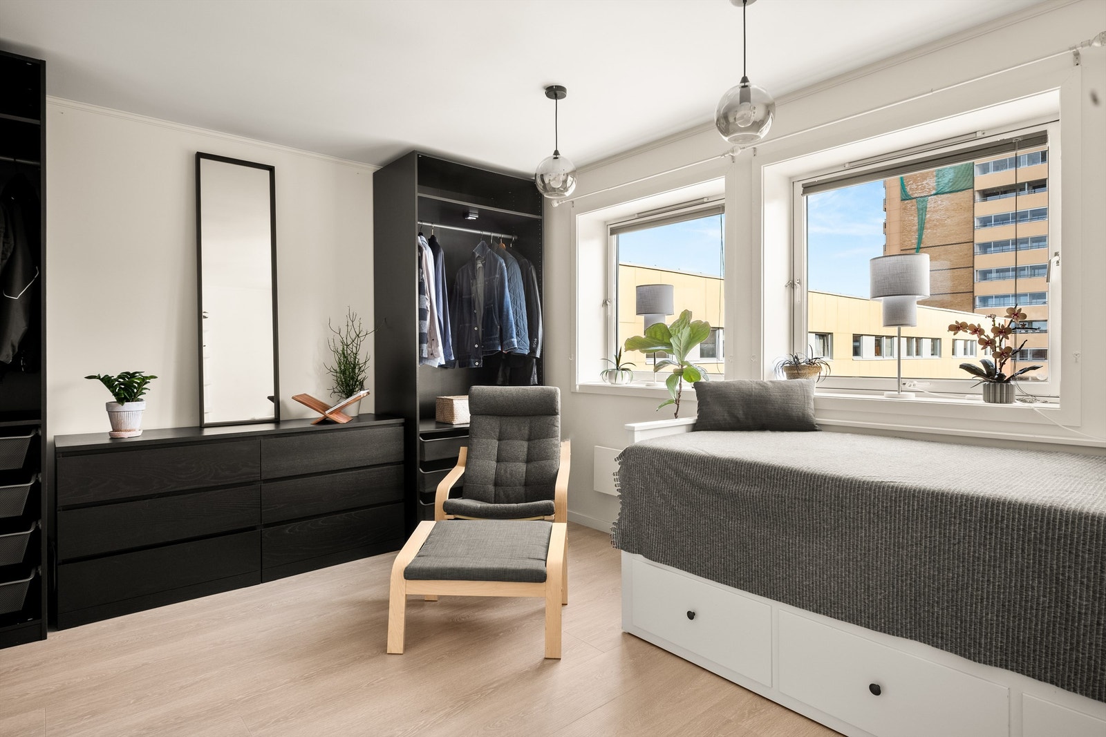 Rommet har plass til både senger og oppbevaringsmøbler. Galleribilde