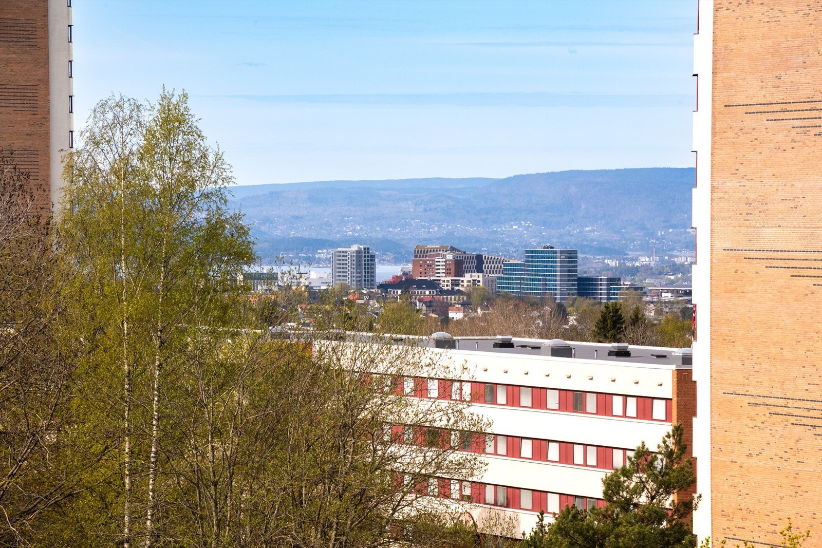 Utsikt fra balkong, mot vest. Galleribilde