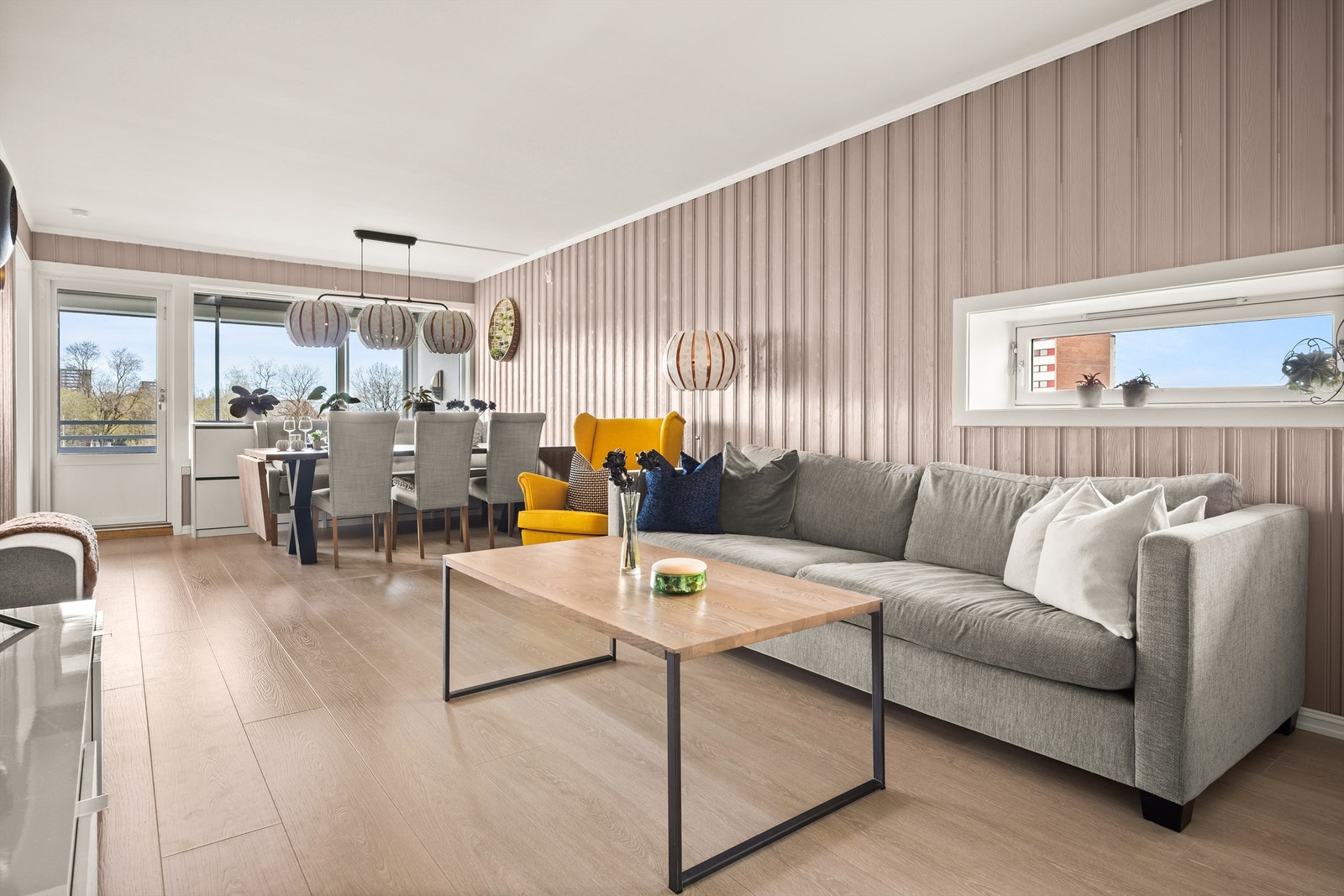 Stuen er romslig og har god plass til både sofagruppe og spisebord. Galleribilde