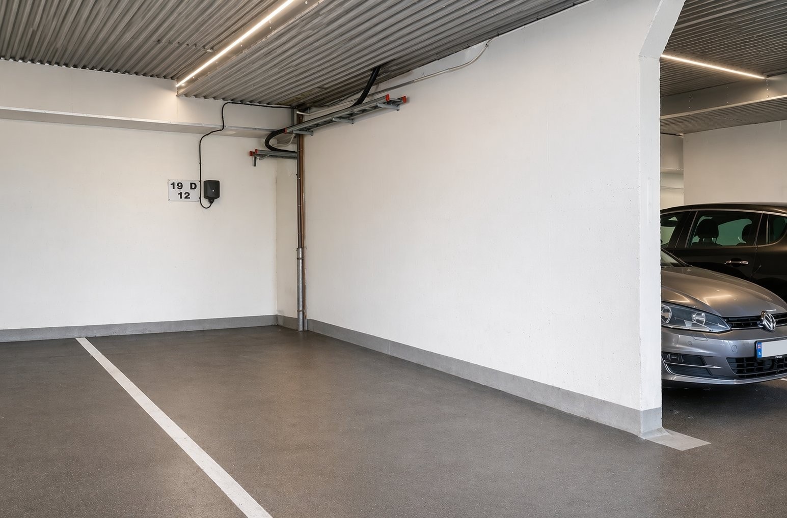 Fast parkeringsplass i garasje med elbillader. I tillegg finnes gjesteparkering utenfor bygget. Galleribilde