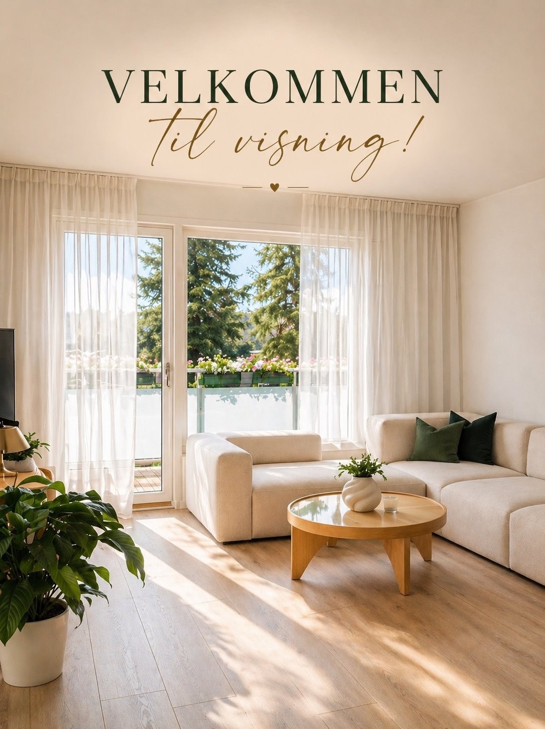 Lys og moderne stue med store vinduer og utgang til balkong. Galleribilde