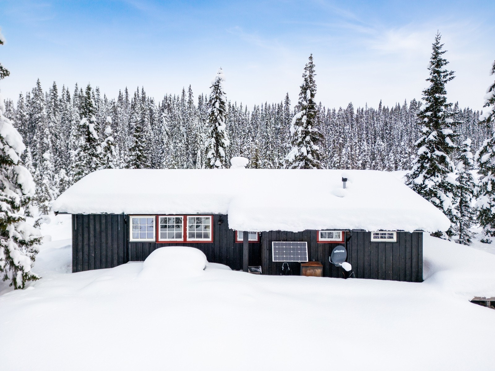 Dette er en koselig hytte med enkel standard, og usjenert beliggenhet i Leppdalen, med kort veg til Flatlandstjern Galleribilde