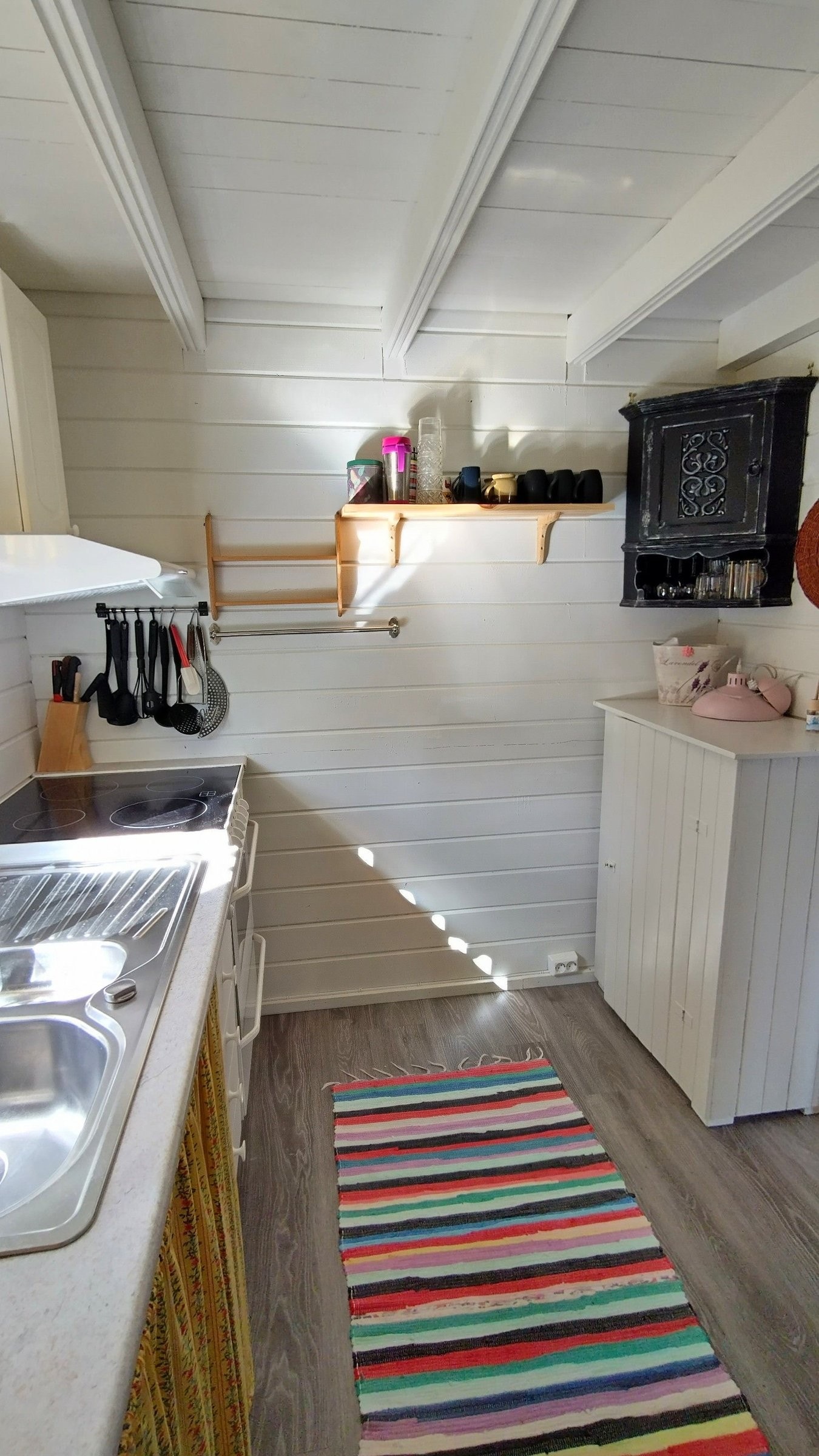 Skap med div dekktøy Galleribilde